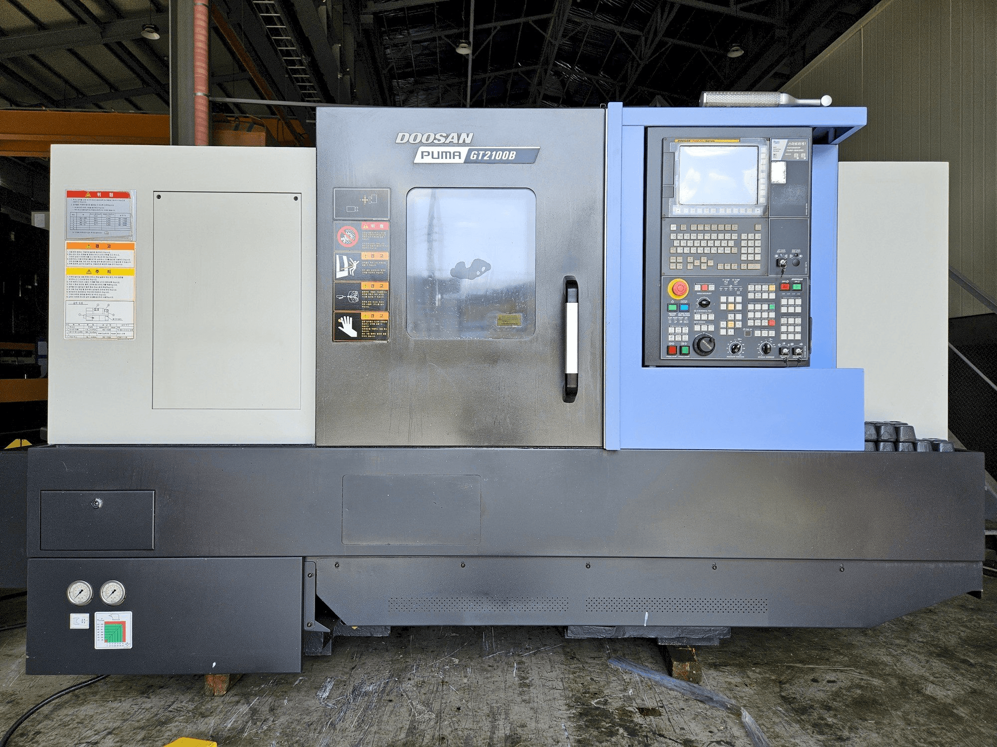 Widok z przodu maszyny DOOSAN GT2100B