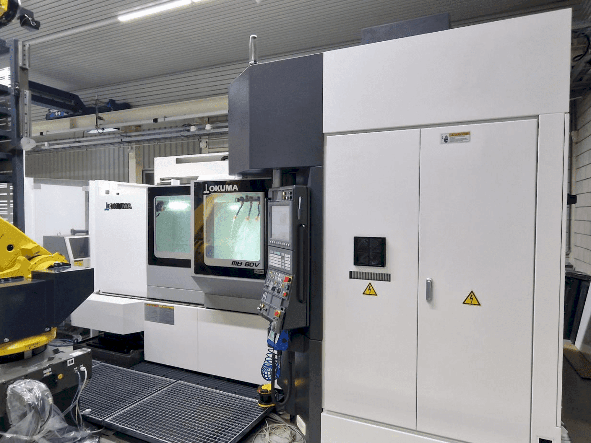 Widok z przodu maszyny Okuma MB 80V