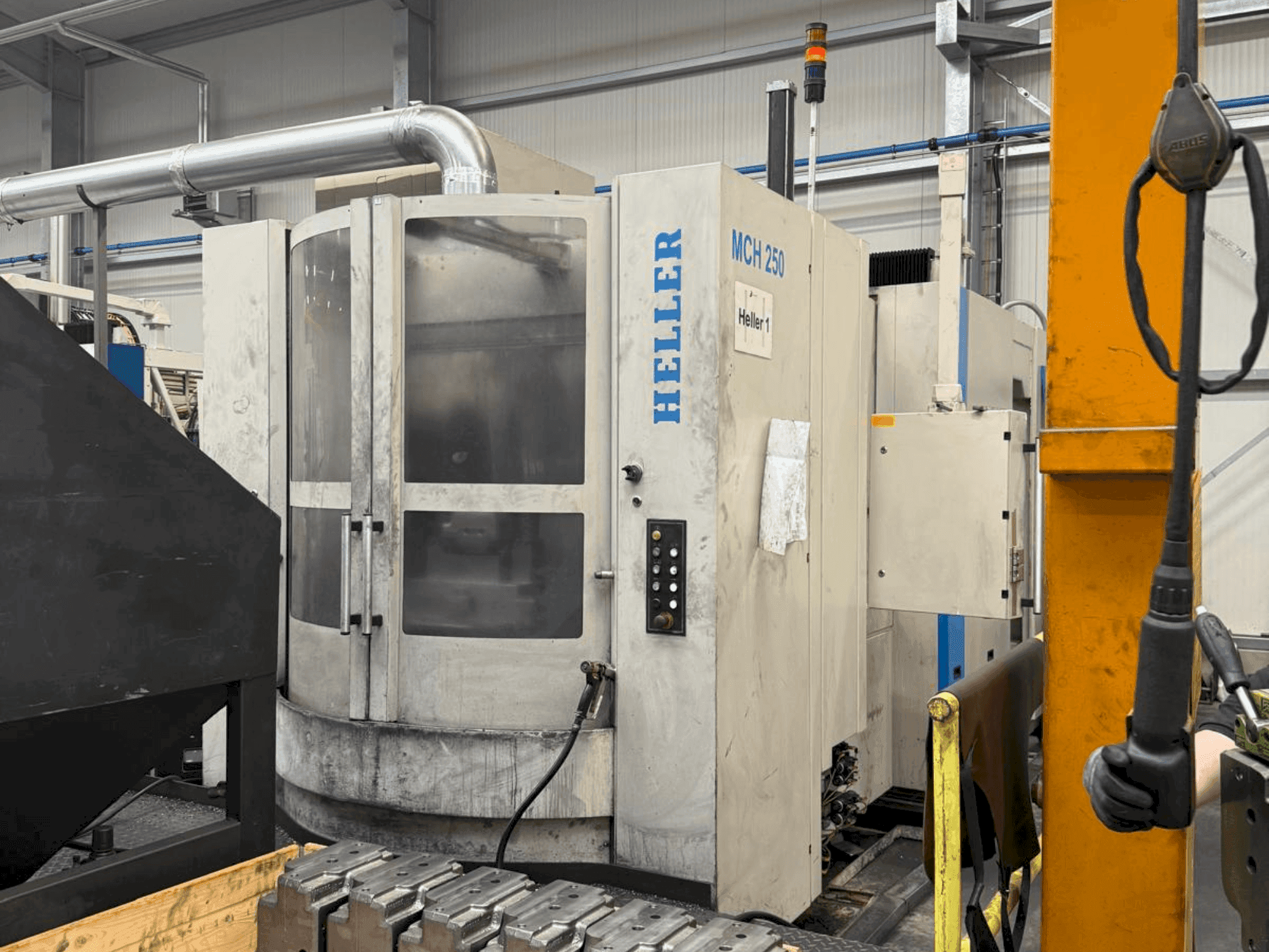 Widok z przodu maszyny HELLER MCH 250