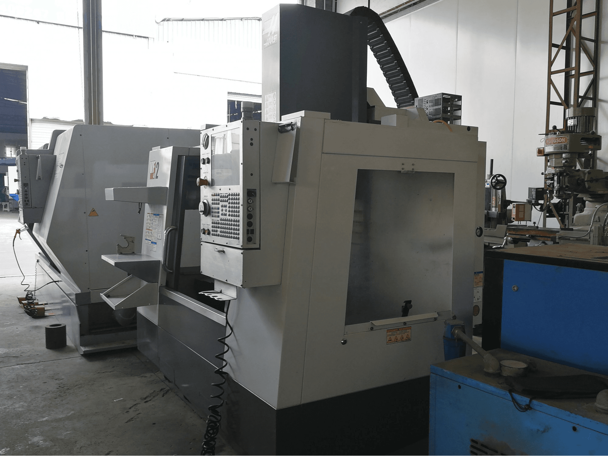 Widok z prawej maszyny HAAS VF-2