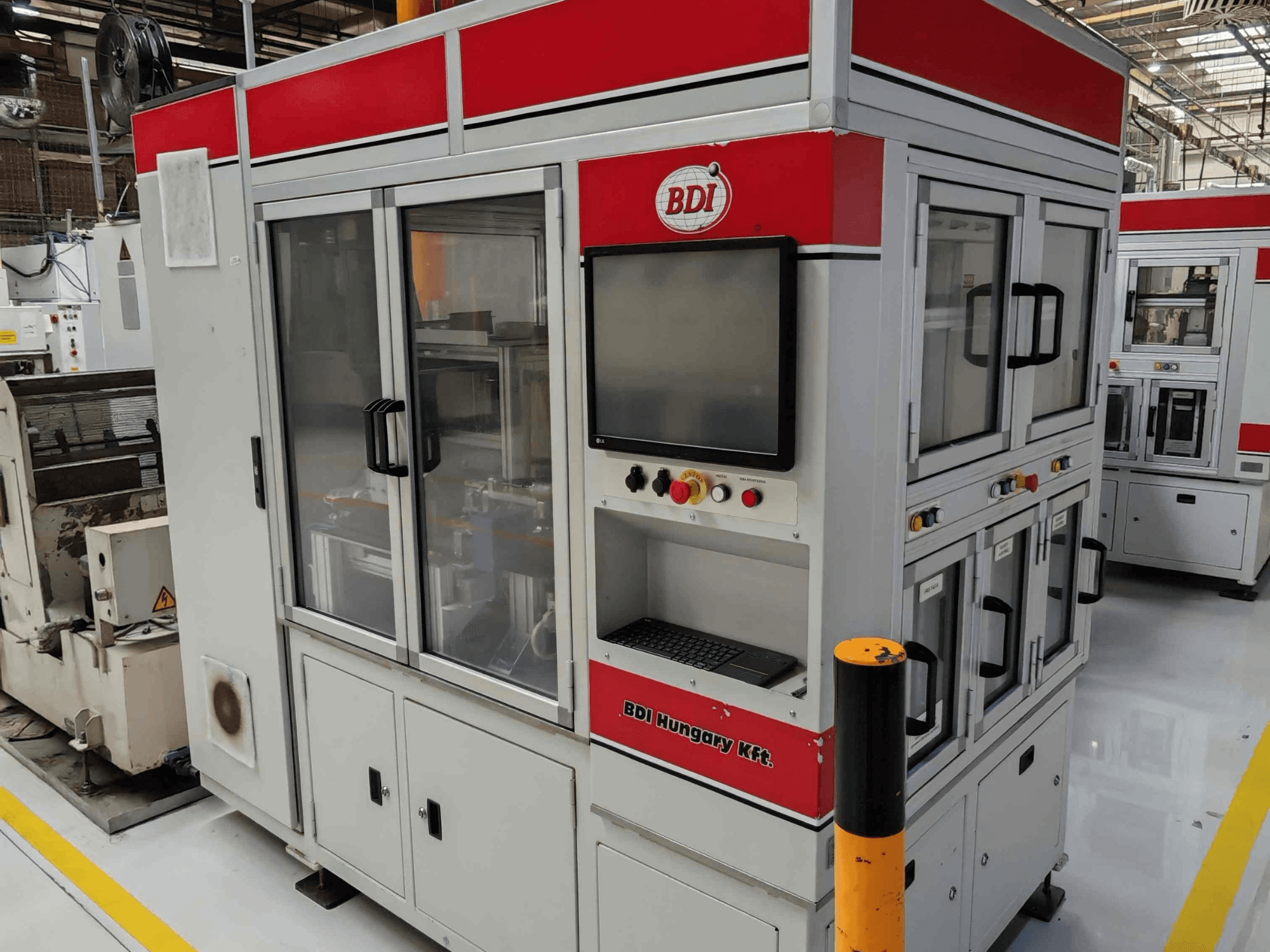 Szlifierka cylindryczna firmy Estarta, model 318 MV, widok z przodu przedstawiający panel sterowania oraz szklane drzwiczki umożliwiające wgląd do wnętrza urządzenia.