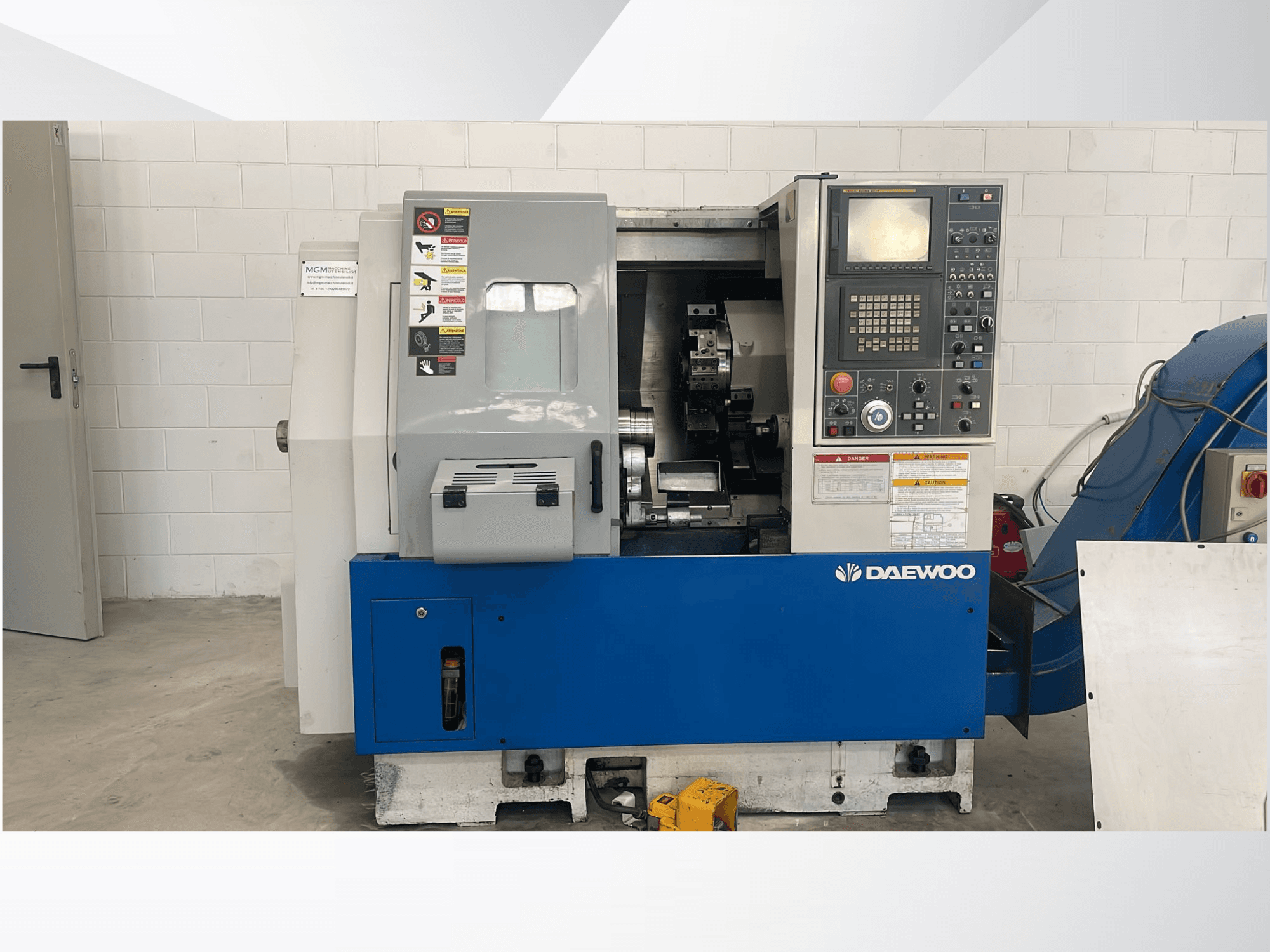 Tokarka pozioma DAEWOO Lynx 210B w widoku z przodu, z panelem sterowania i widocznymi maszynami.