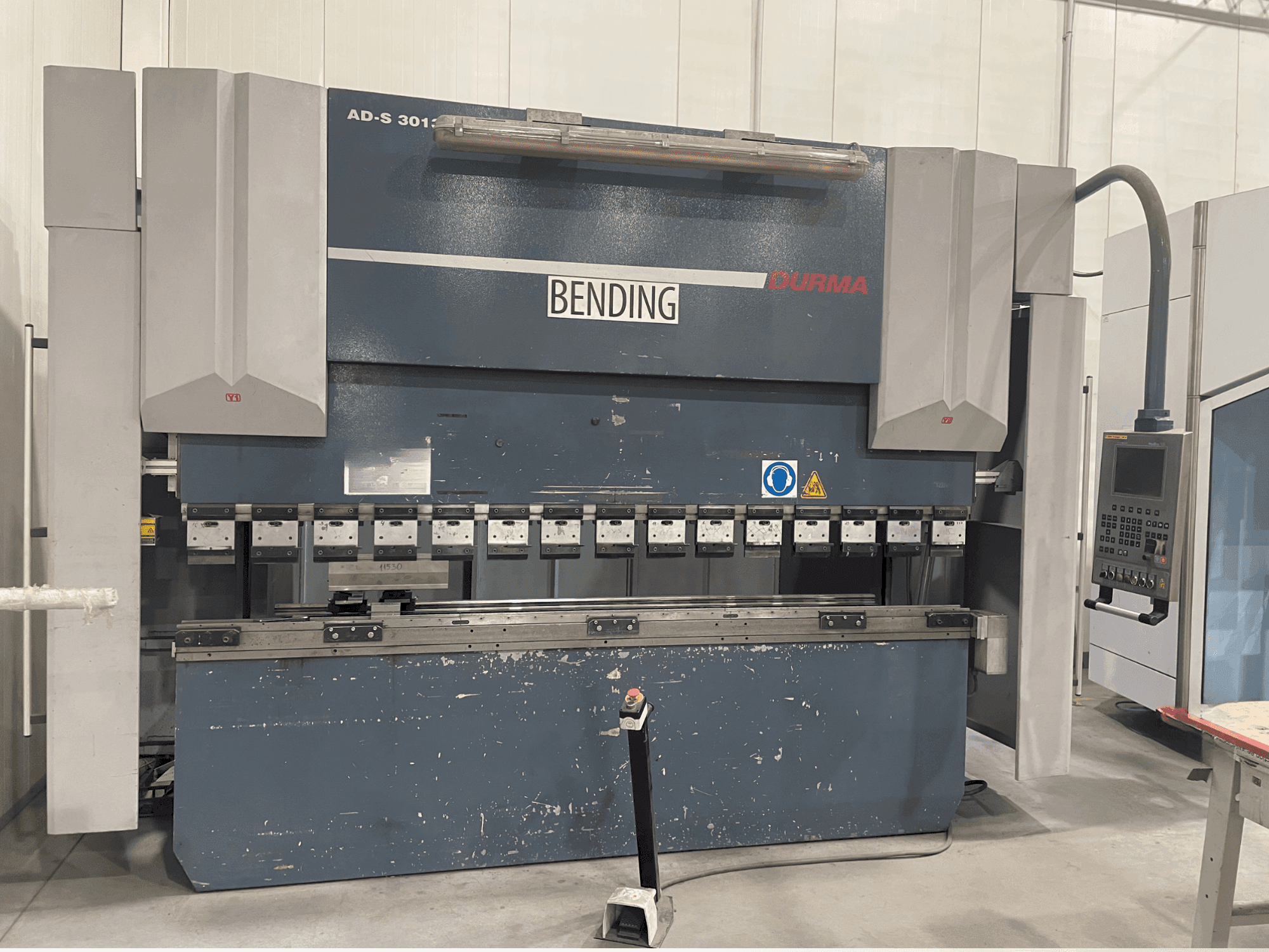 Widok z przodu maszyny Durma AD-S 30135