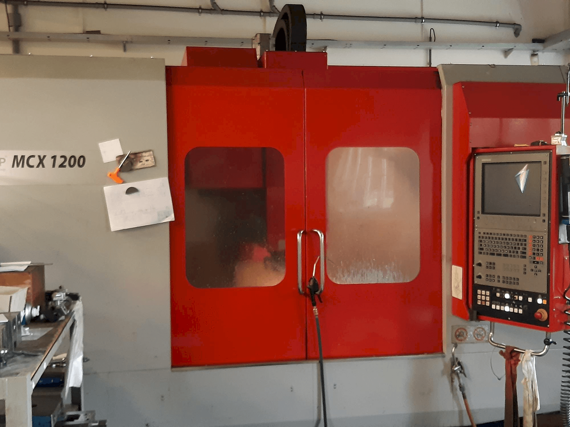 Widok z przodu maszyny EMCO MCX 1200