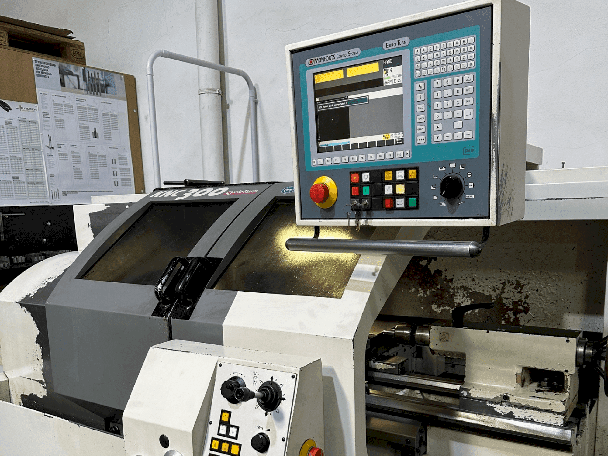 Widok z przodu maszyny Monforts KNC 300 CycleTurn