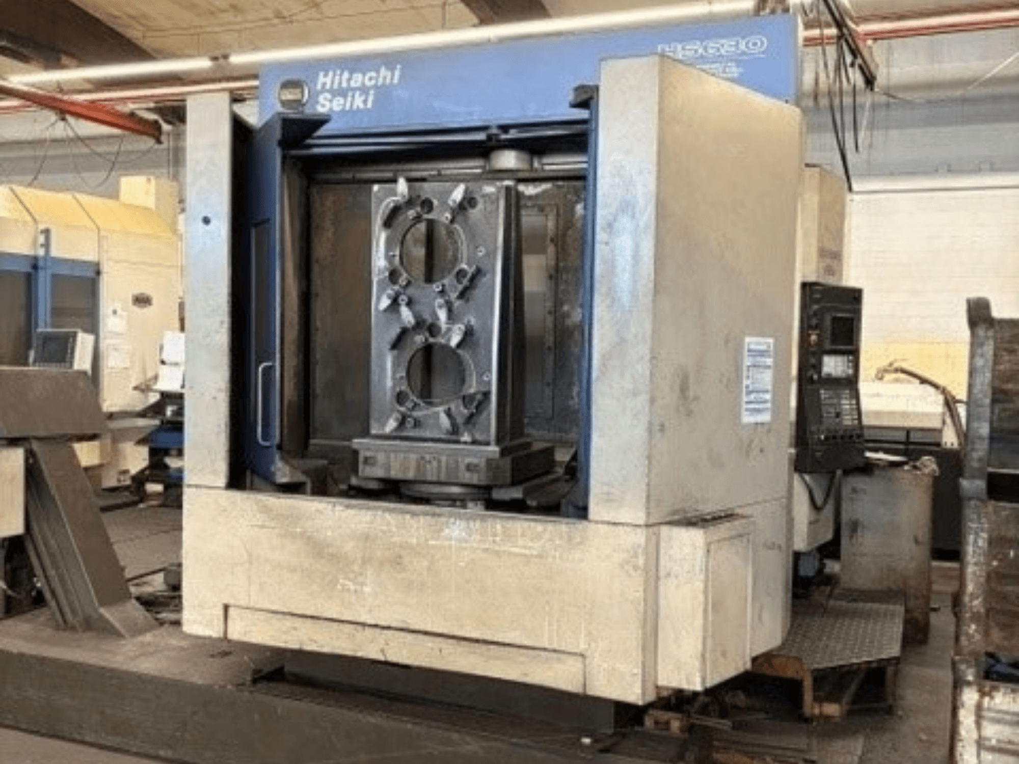 Poziome centrum obróbcze Hitachi Seiki HS630 – widok z przodu przedstawiający obrabiany element i panel sterowania.