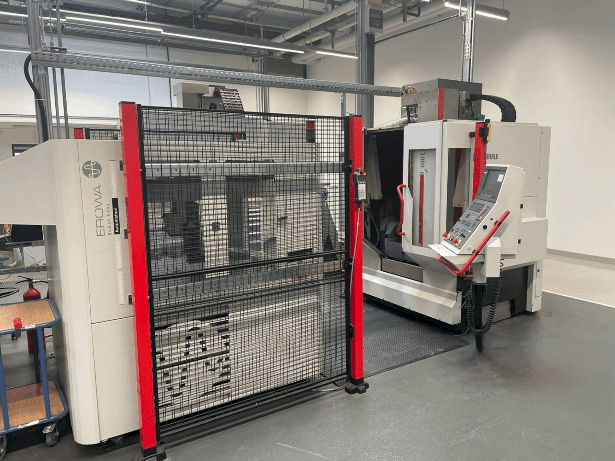 Widok z przodu maszyny HERMLE C 600-U + EROWA Robot easy automation