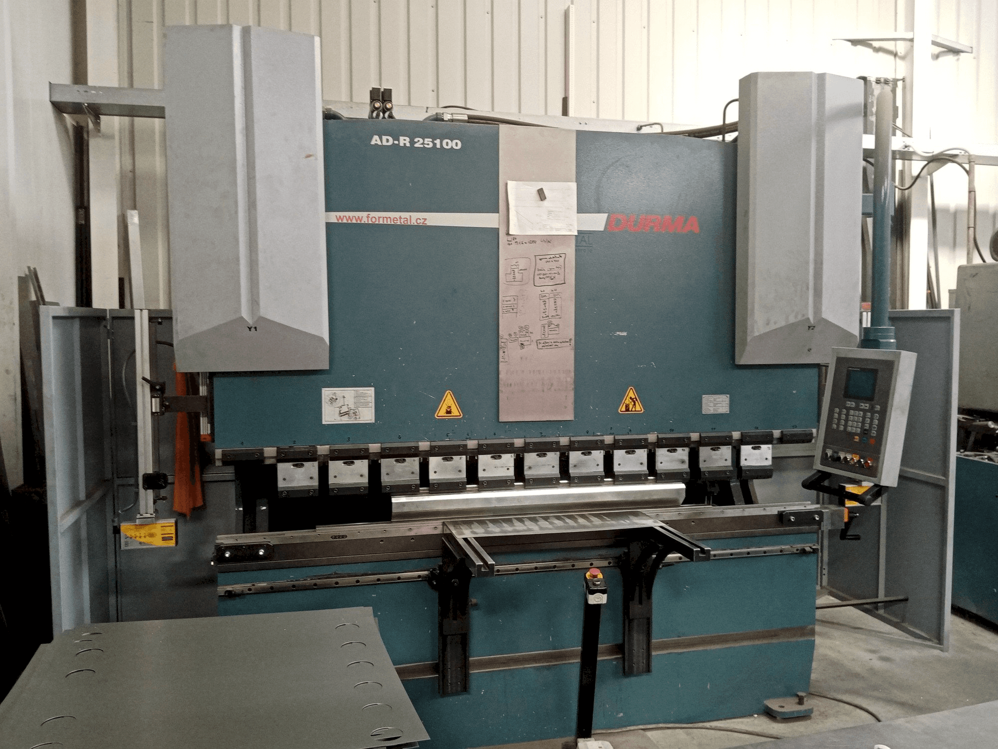 Widok z przodu maszyny Durma AD-R 25100