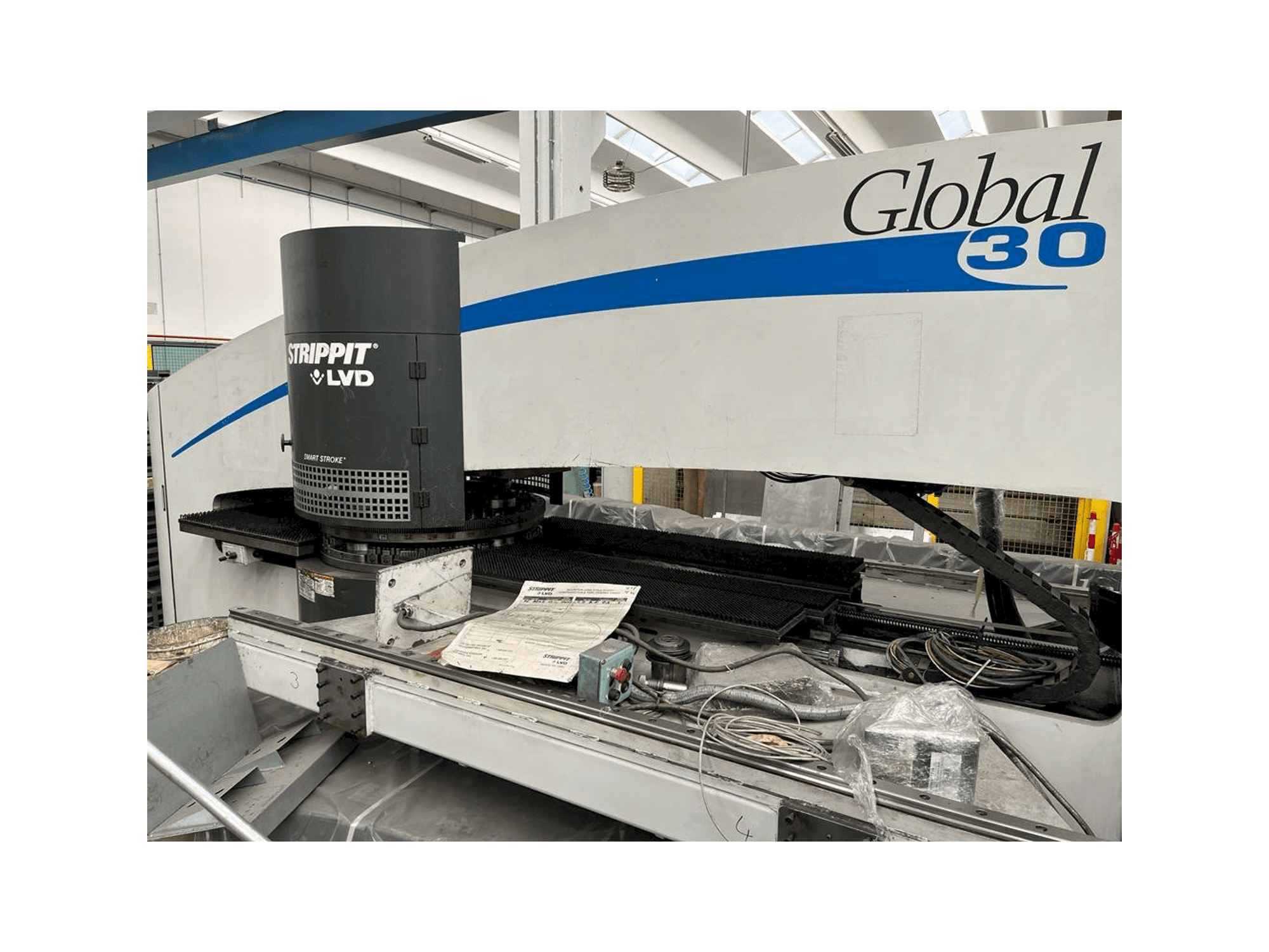 Widok z przodu maszyny LVD Strippit Global 30 1525
