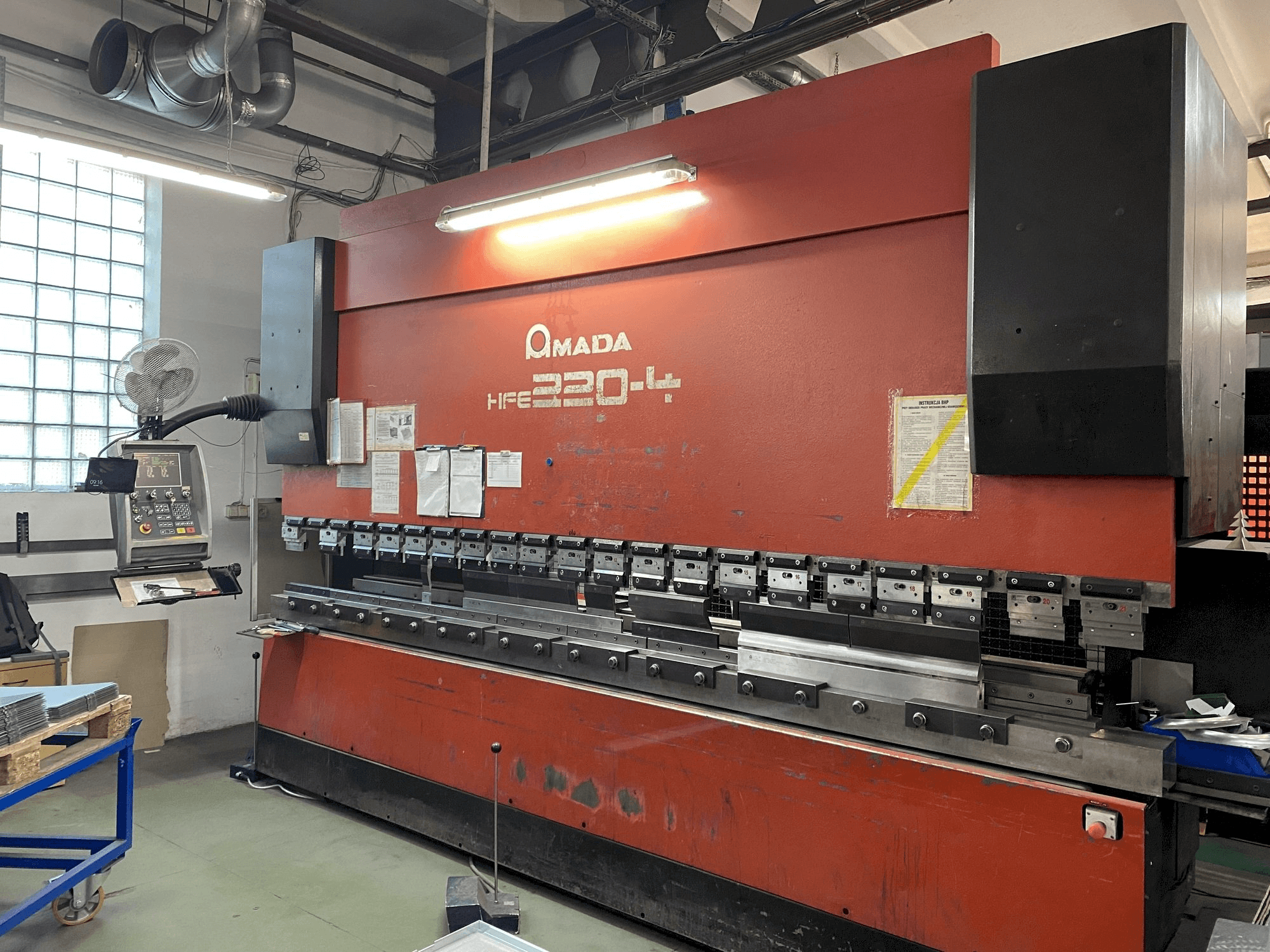 Widok z przodu maszyny AMADA HFE 220-4