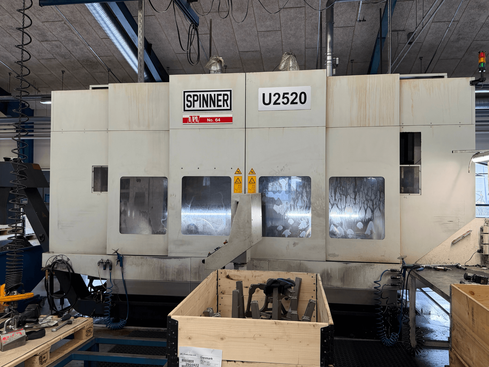 Pionowe centrum obróbcze SPINNER U5-2520 w warsztacie, widok z przodu, pokazujący panel sterowania i obszar roboczy z narzędziami.