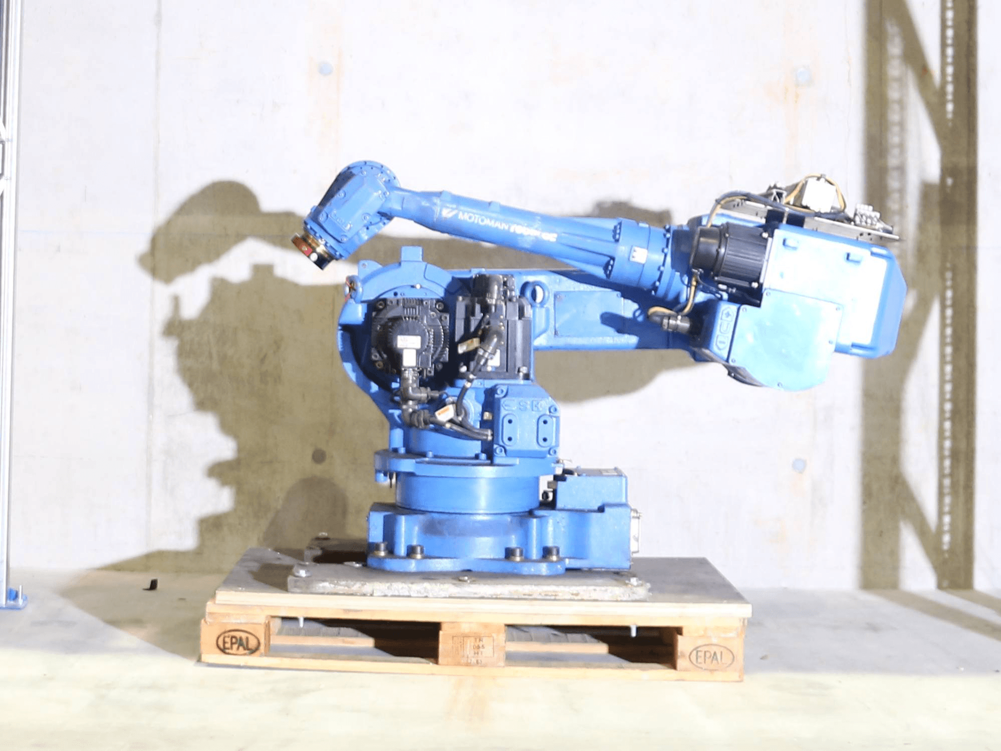 Widok z lewej maszyny Yaskawa Motoman UP50