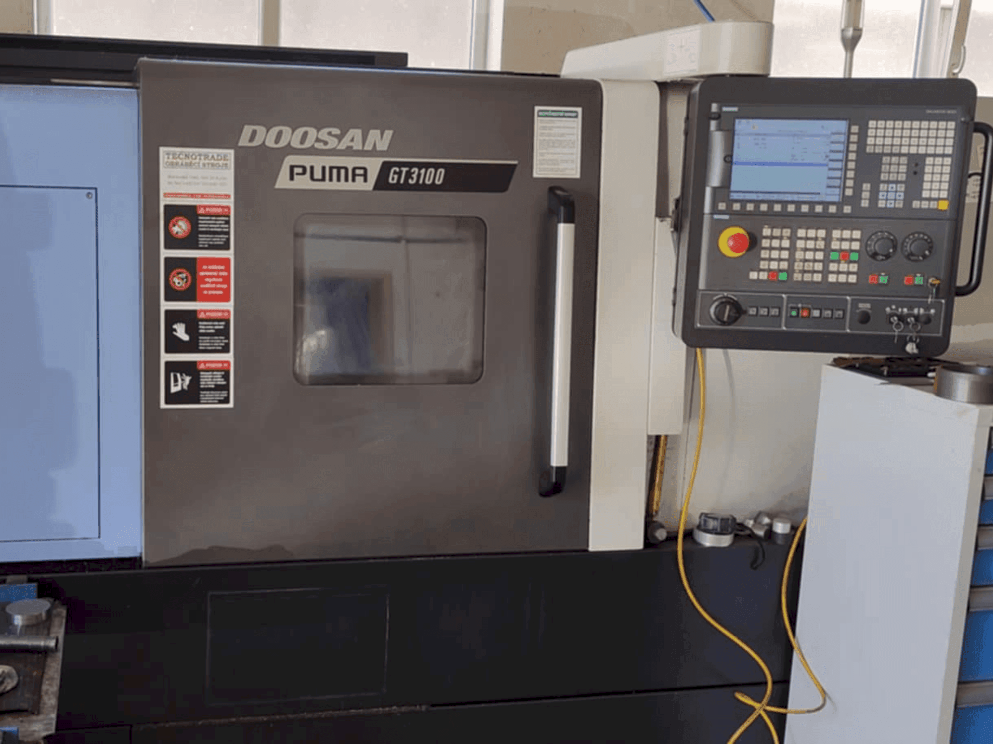 Widok z przodu maszyny DOOSAN Puma GT3100