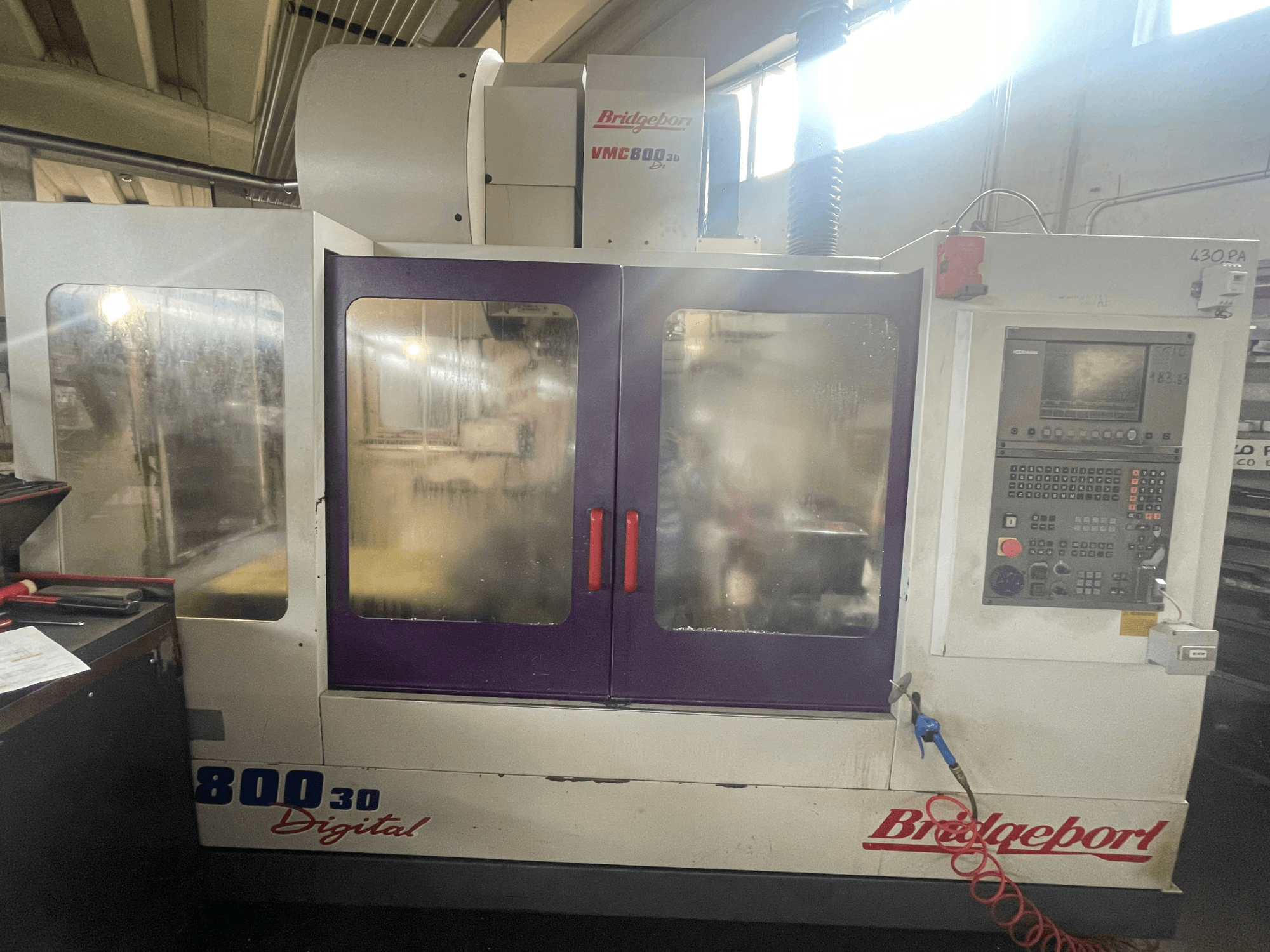 Pionowe centrum obróbcze Bridgeport VMC 800/30, widok z przodu z panelem sterowania i dużymi oknami obserwacyjnymi.