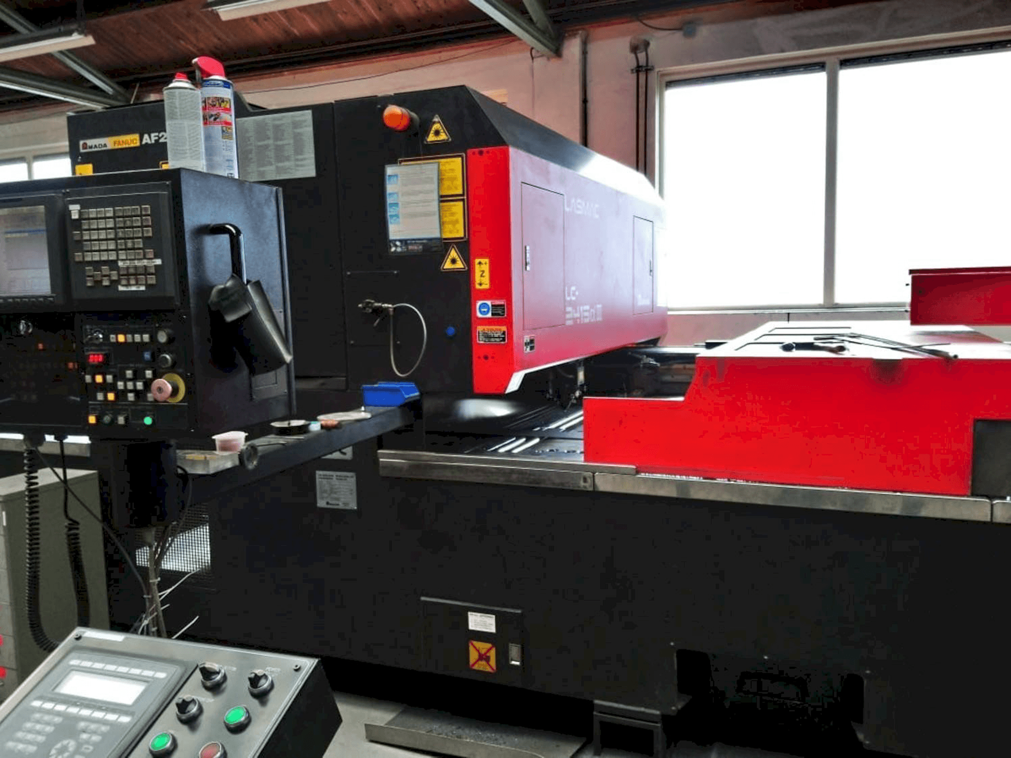 Widok z przodu maszyny AMADA LC2415 ALPHA III