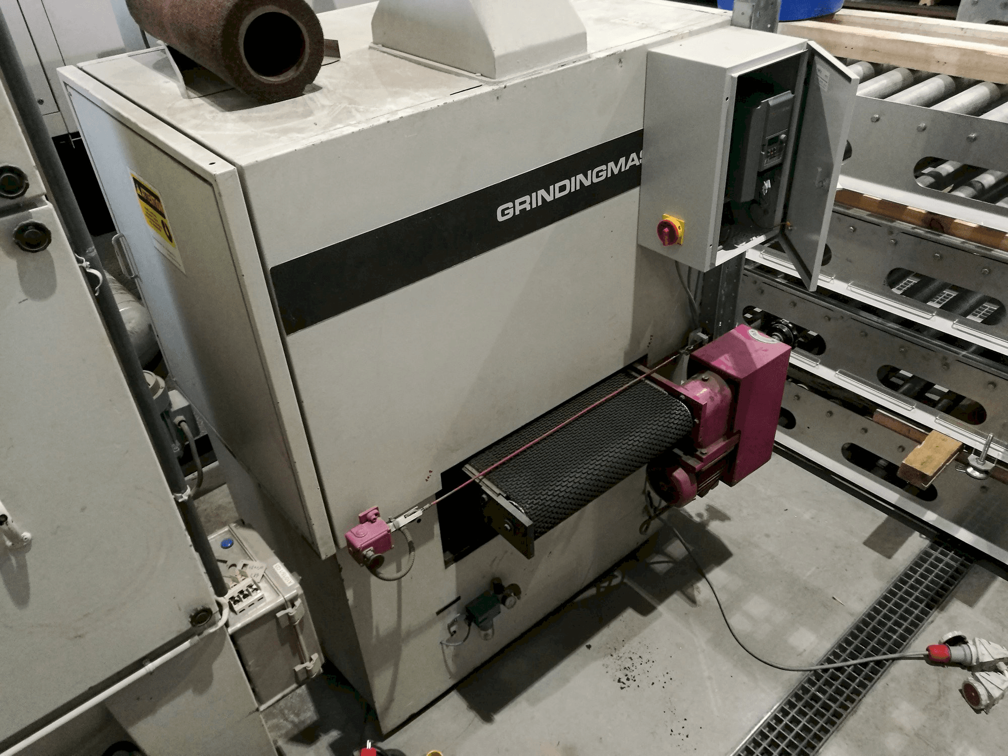 Widok z lewej maszyny GRINDINGMASTER MCSB2-600