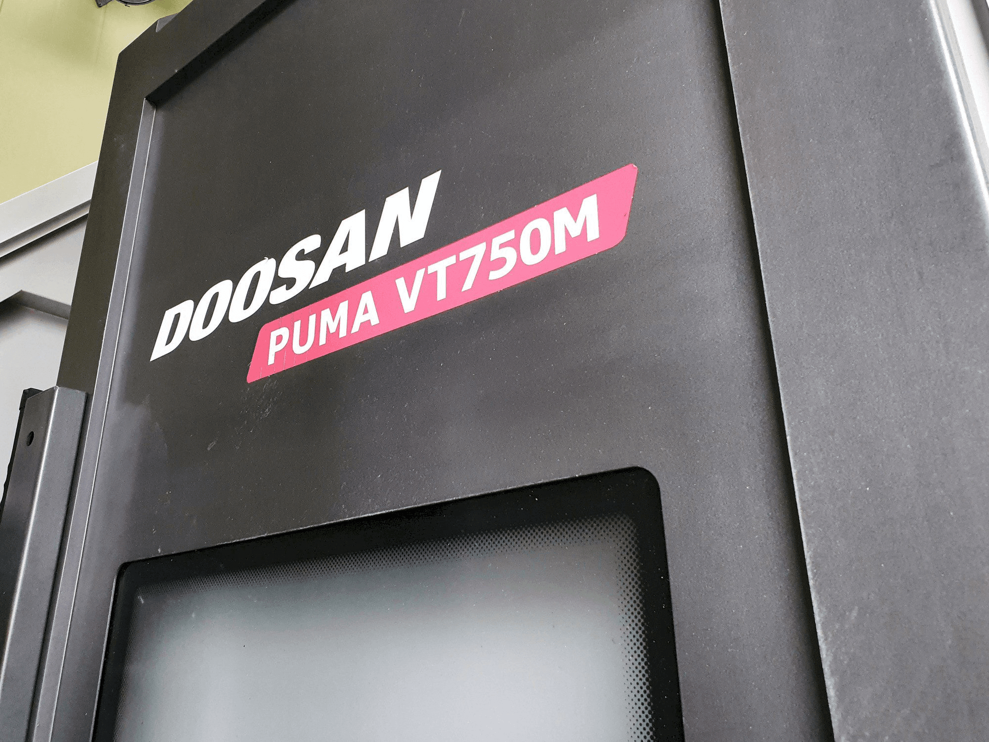 Widok z przodu maszyny Doosan PUMA VT750M