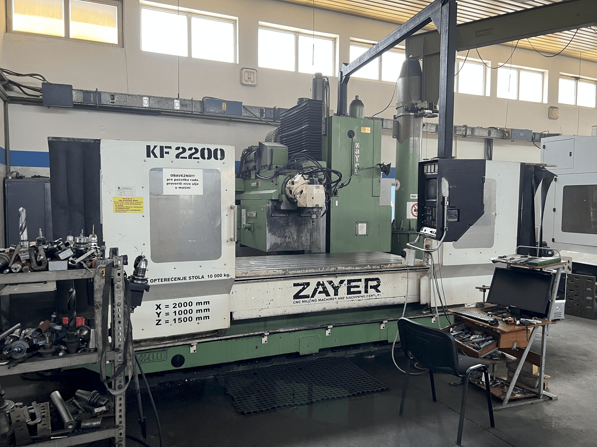 Widok z przodu maszyny Zayer KF 2200