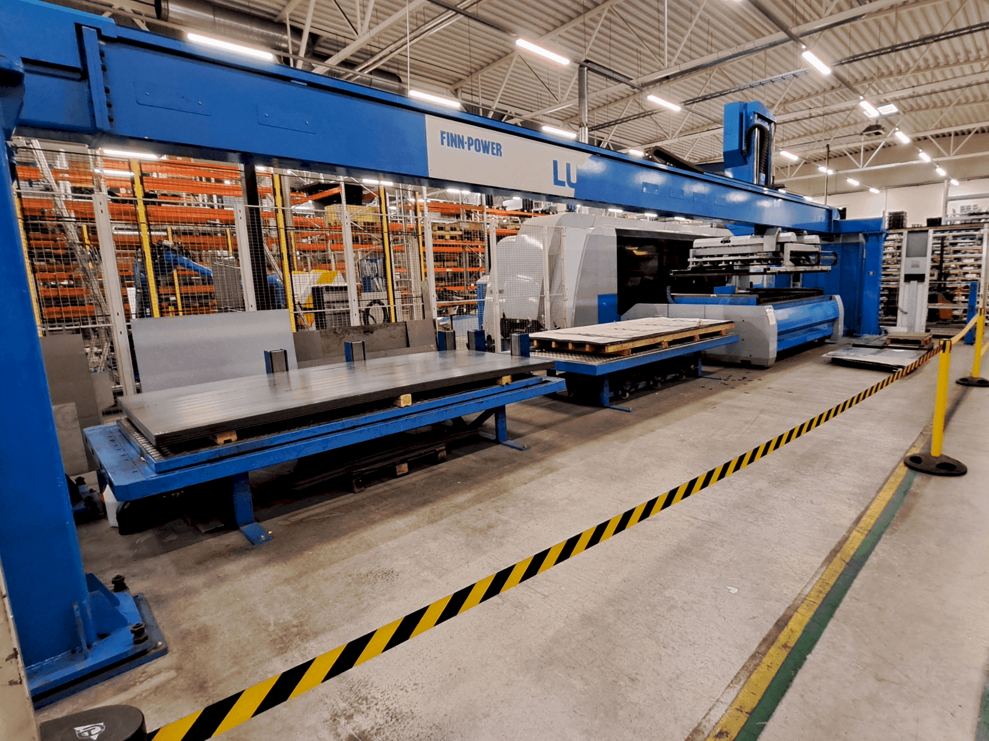 Widok z przodu maszyny Finn-Power L6 laser + LU3000