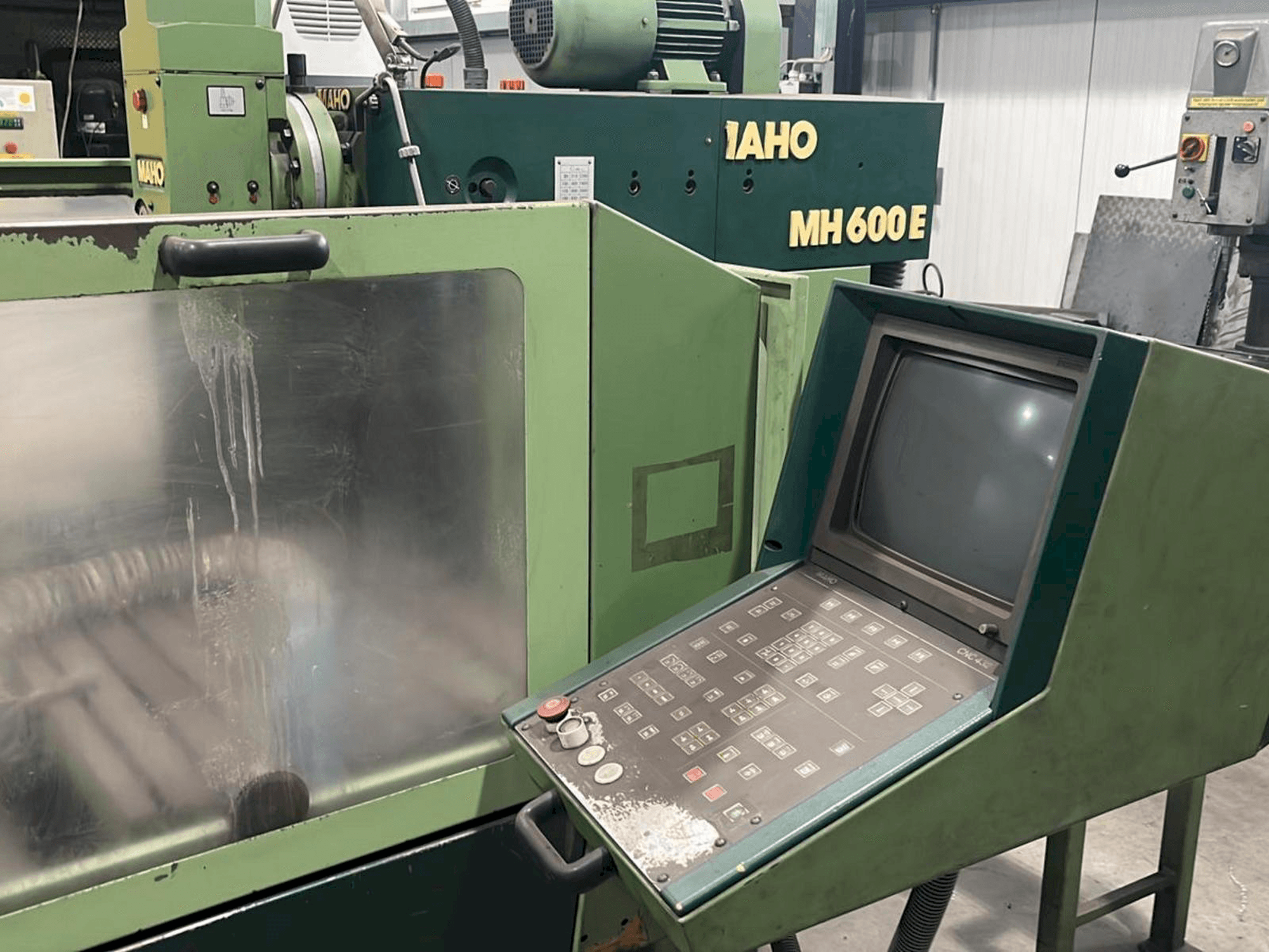 Widok z przodu maszyny MAHO MH 600 E