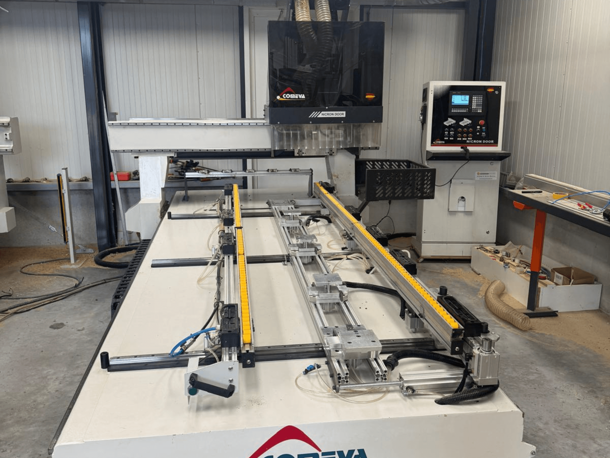 Centrum obróbki drewna CNC COMEVA MEX V 2100x3260 – widok z przodu, przedstawiający stanowisko robocze, panel sterowania i szyny prowadzące.