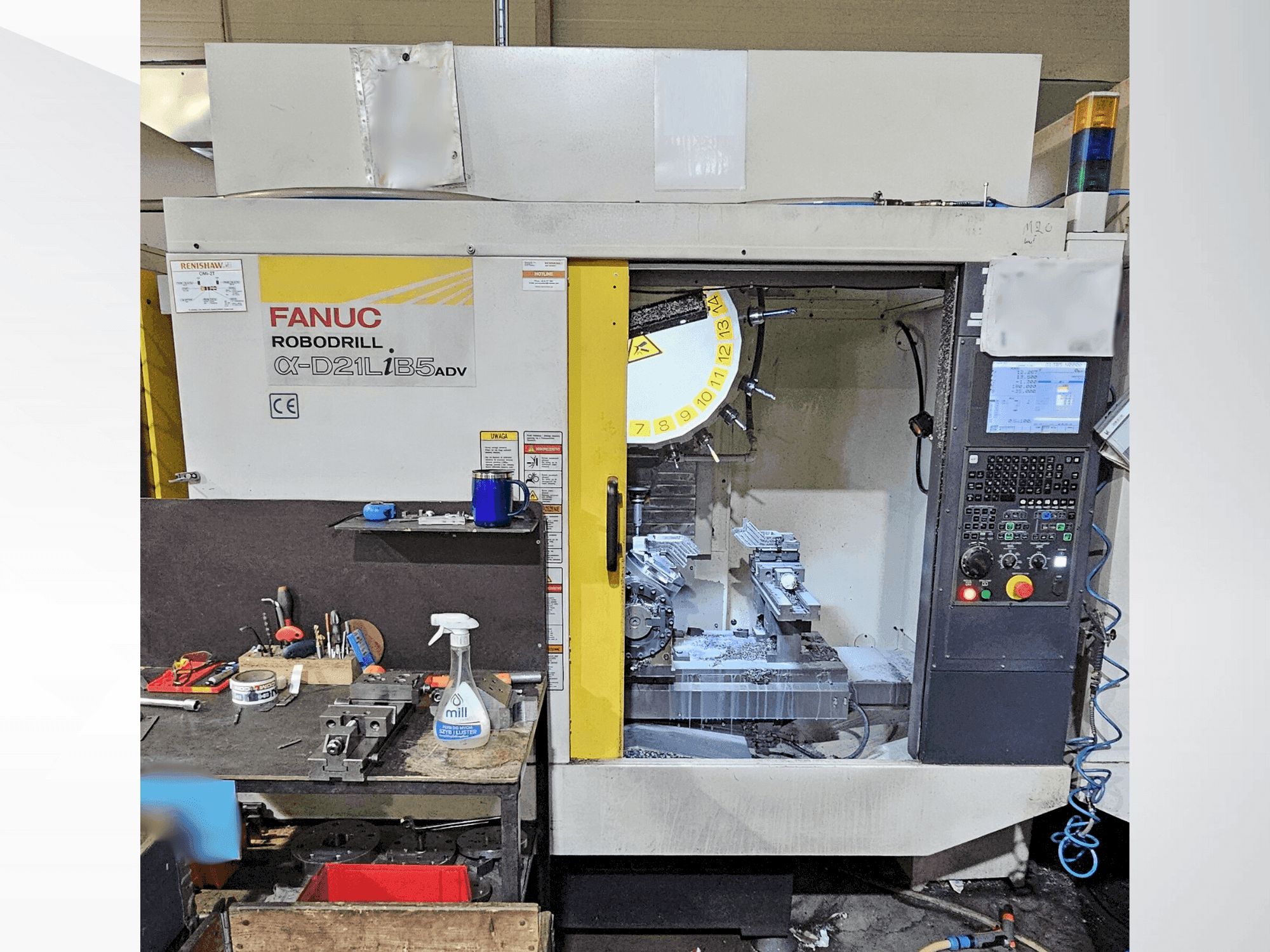 Widok z przodu maszyny FANUC Robodrill α-D21LiB5ADV