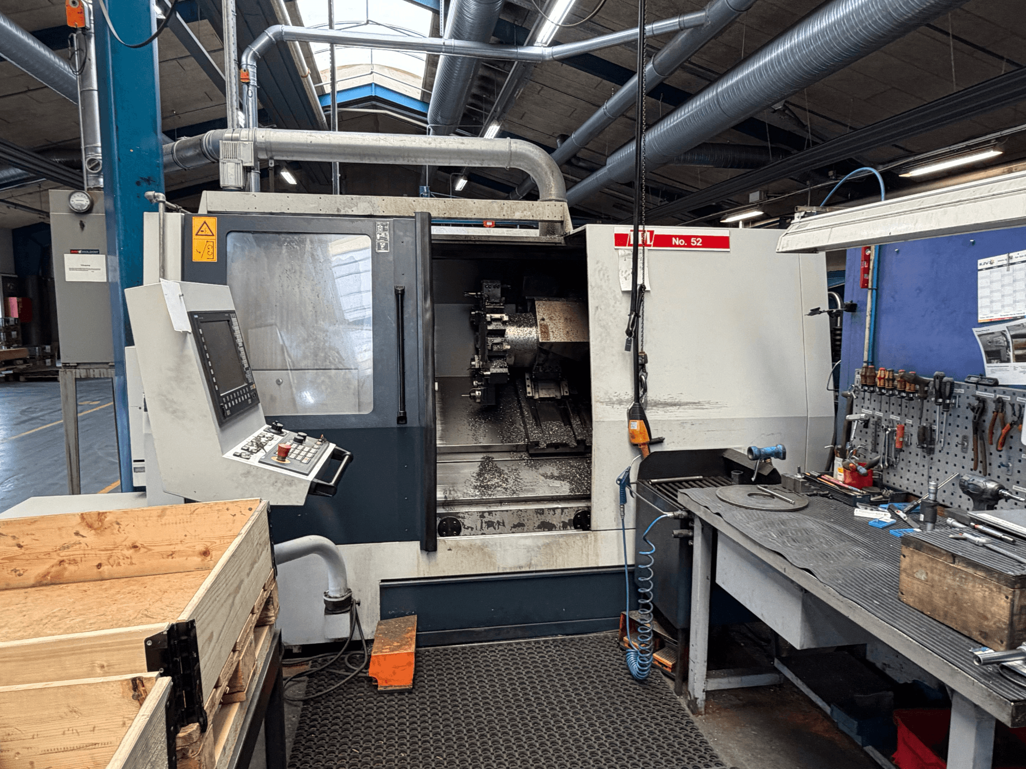 Tokarka pozioma SPINNER TC800 110 SMCY, widziana od przodu, z panelem sterowania i pobliskim obszarem roboczym.