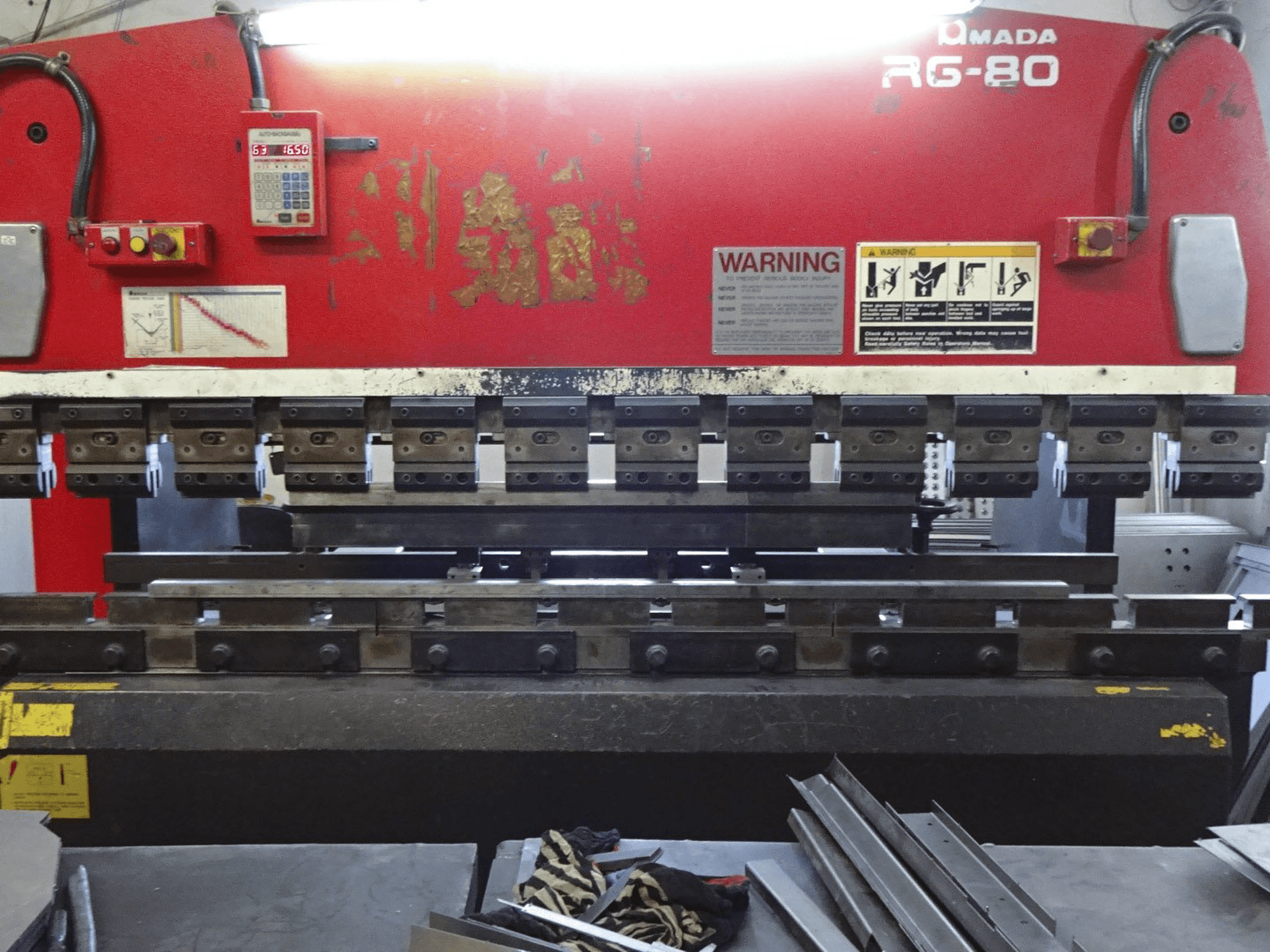 Widok z przodu maszyny AMADA RG-80