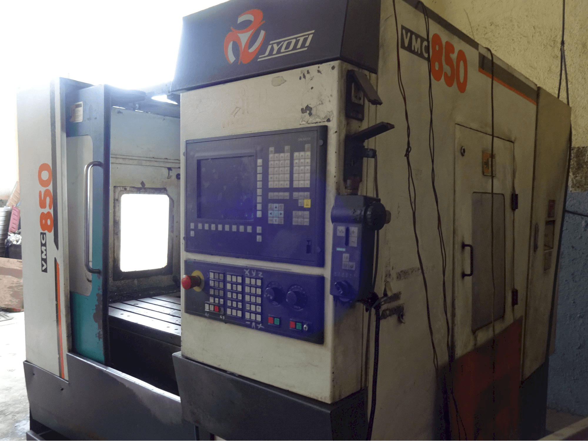 Widok z prawej maszyny JYOTI VMC 850