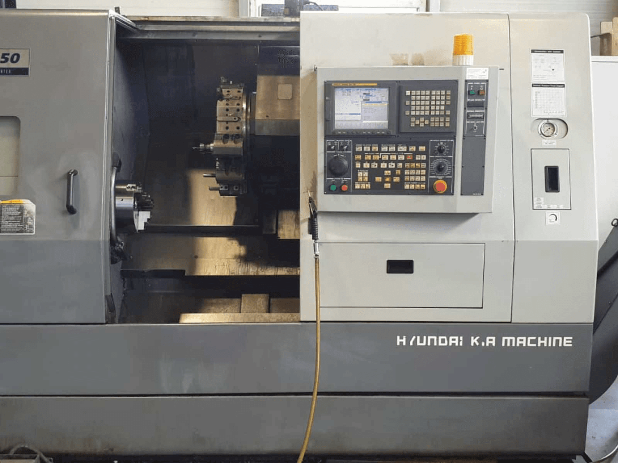 Widok z przodu maszyny Hyundai Kia SKT250