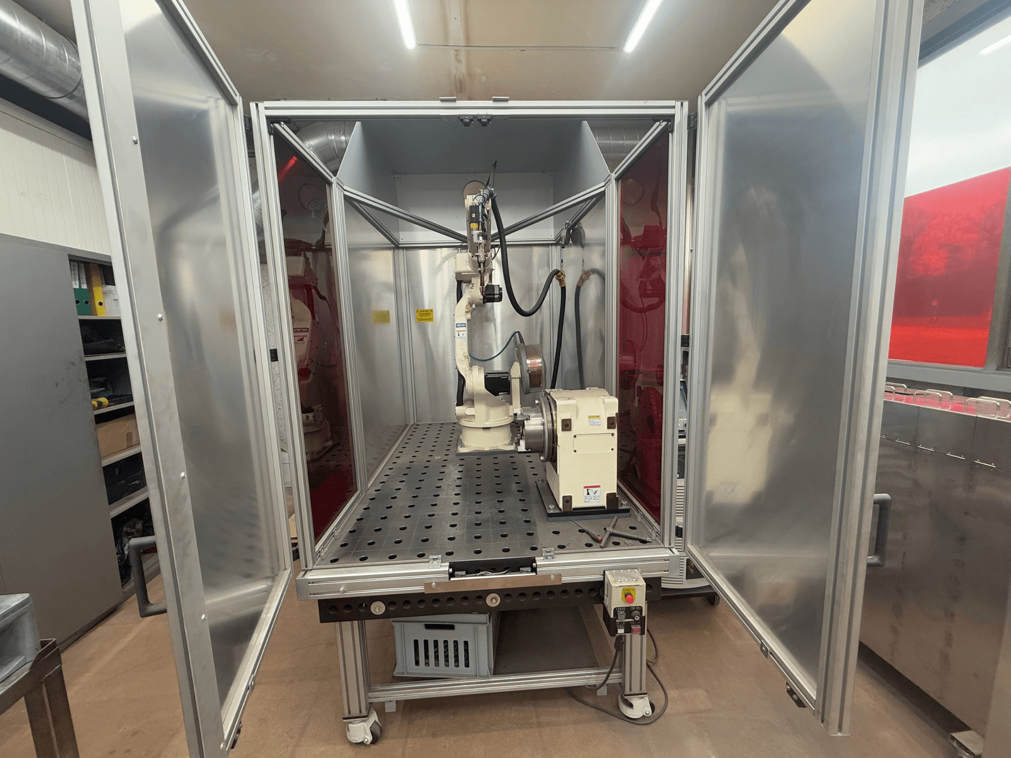 Robot spawalniczy OTC Daihen EASY ARC V02.04 w metalowej obudowie, widziany z przodu, z przegubowym ramieniem i panelem sterowania.