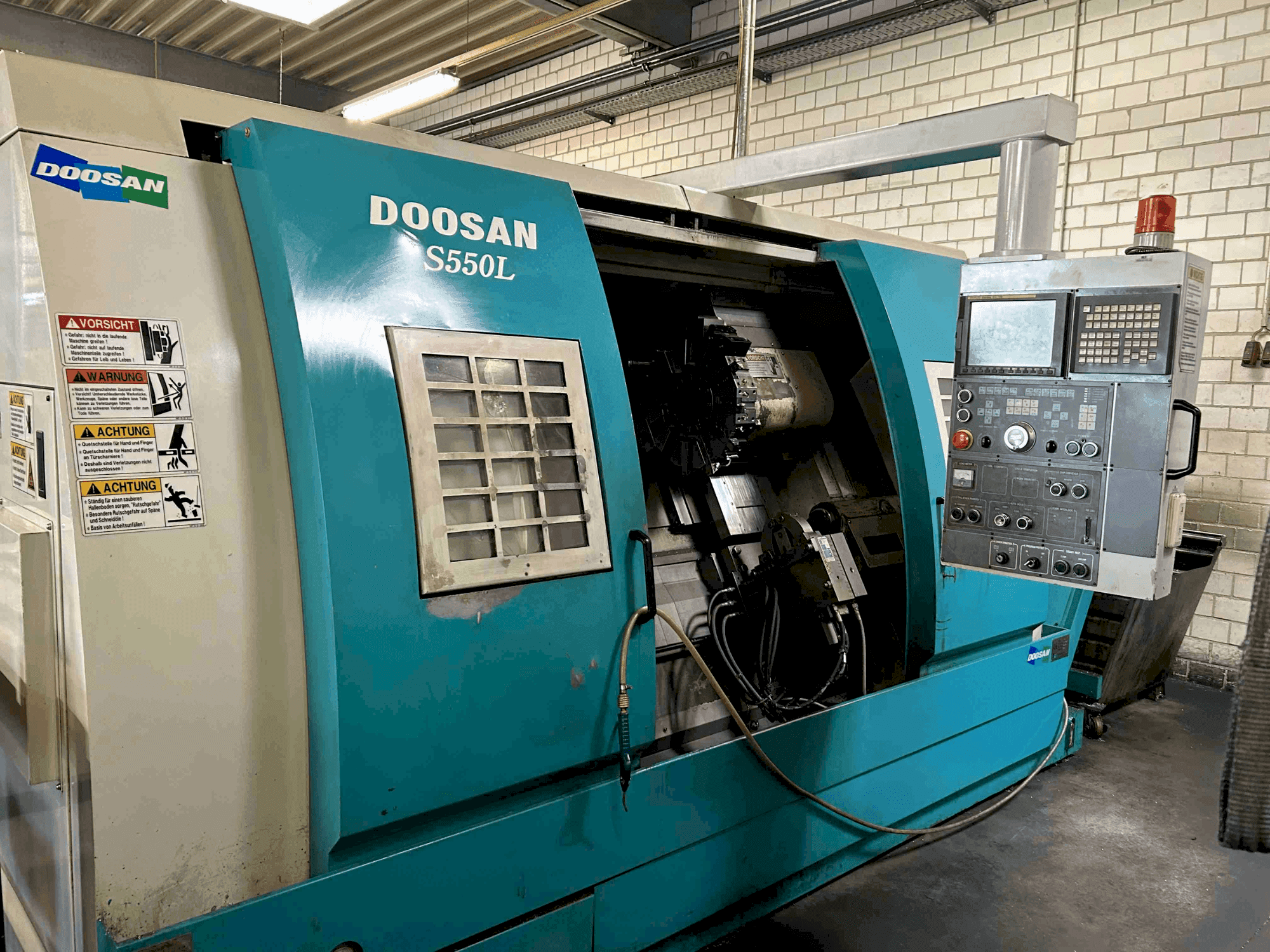 Widok z przodu maszyny DOOSAN S550L