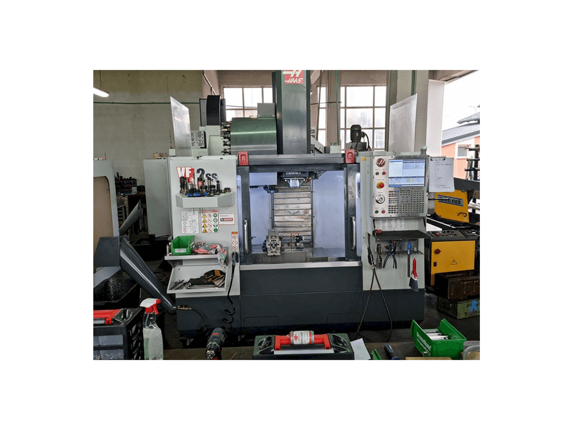Widok z przodu maszyny HAAS VF-2SS