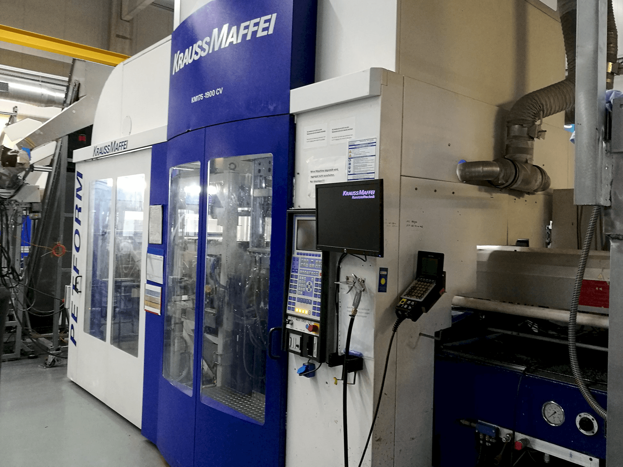 Widok z prawej maszyny Krauss Maffei 175-1900 CV