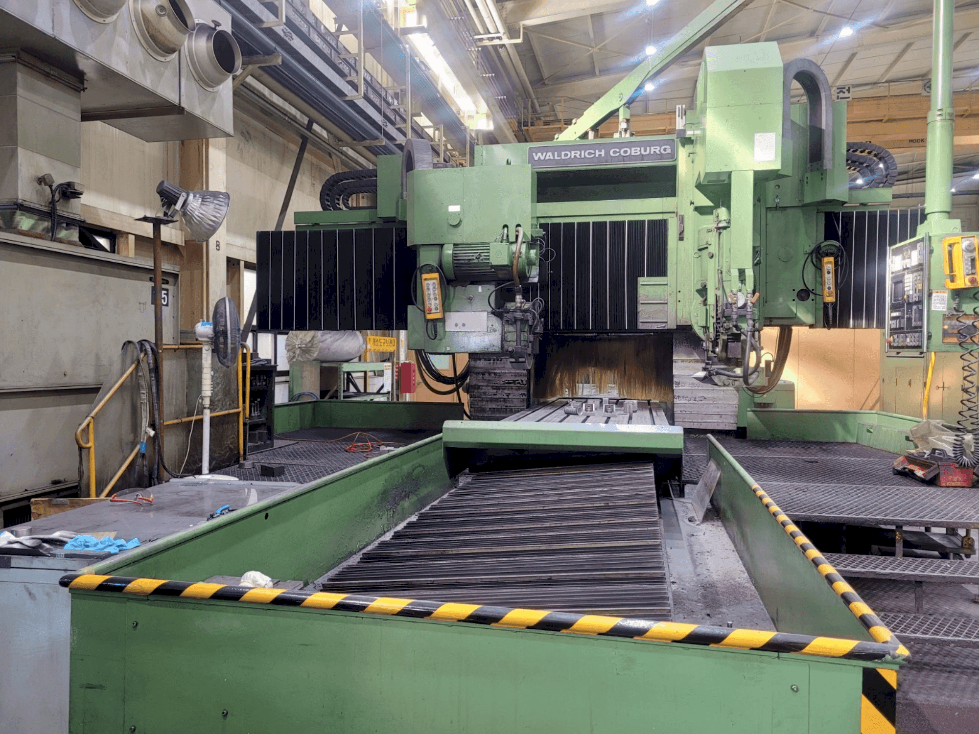 Widok z przodu maszyny WALDRICH COBURG 30-15 S 2525