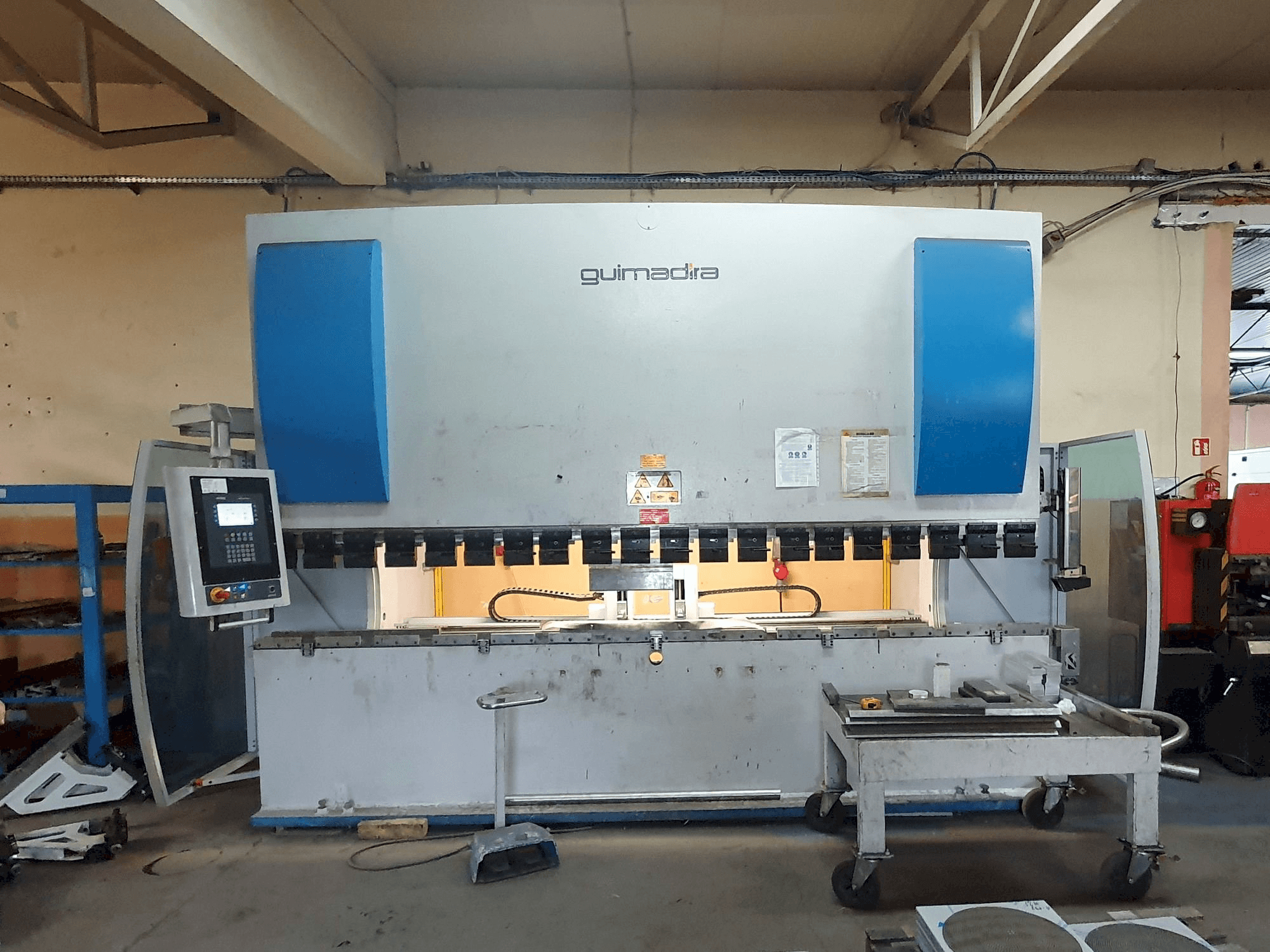 Widok z przodu maszyny ADIRA PMO-16040PLS