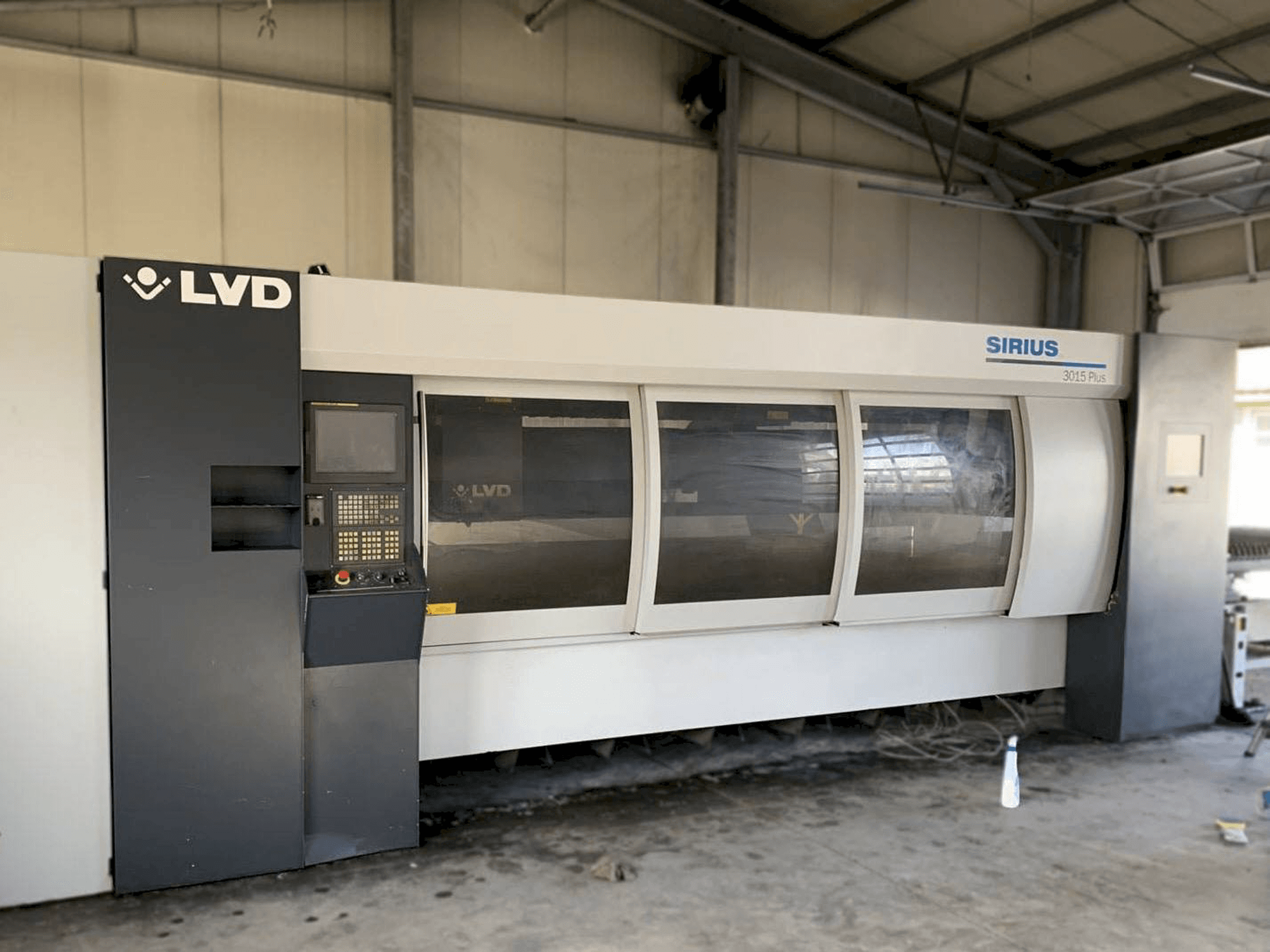 Widok z przodu maszyny LVD Sirius Plus 3015