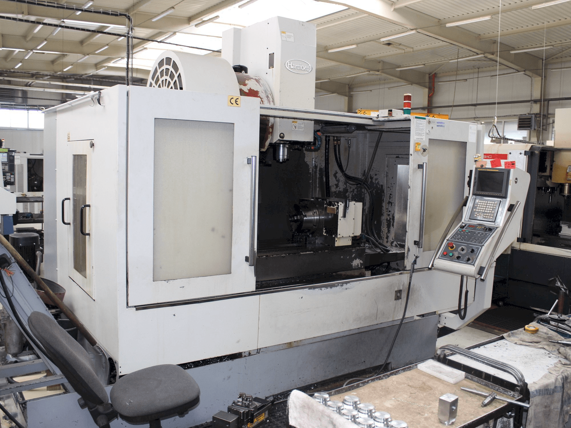 Widok z przodu maszyny Hartford VMC 1270A