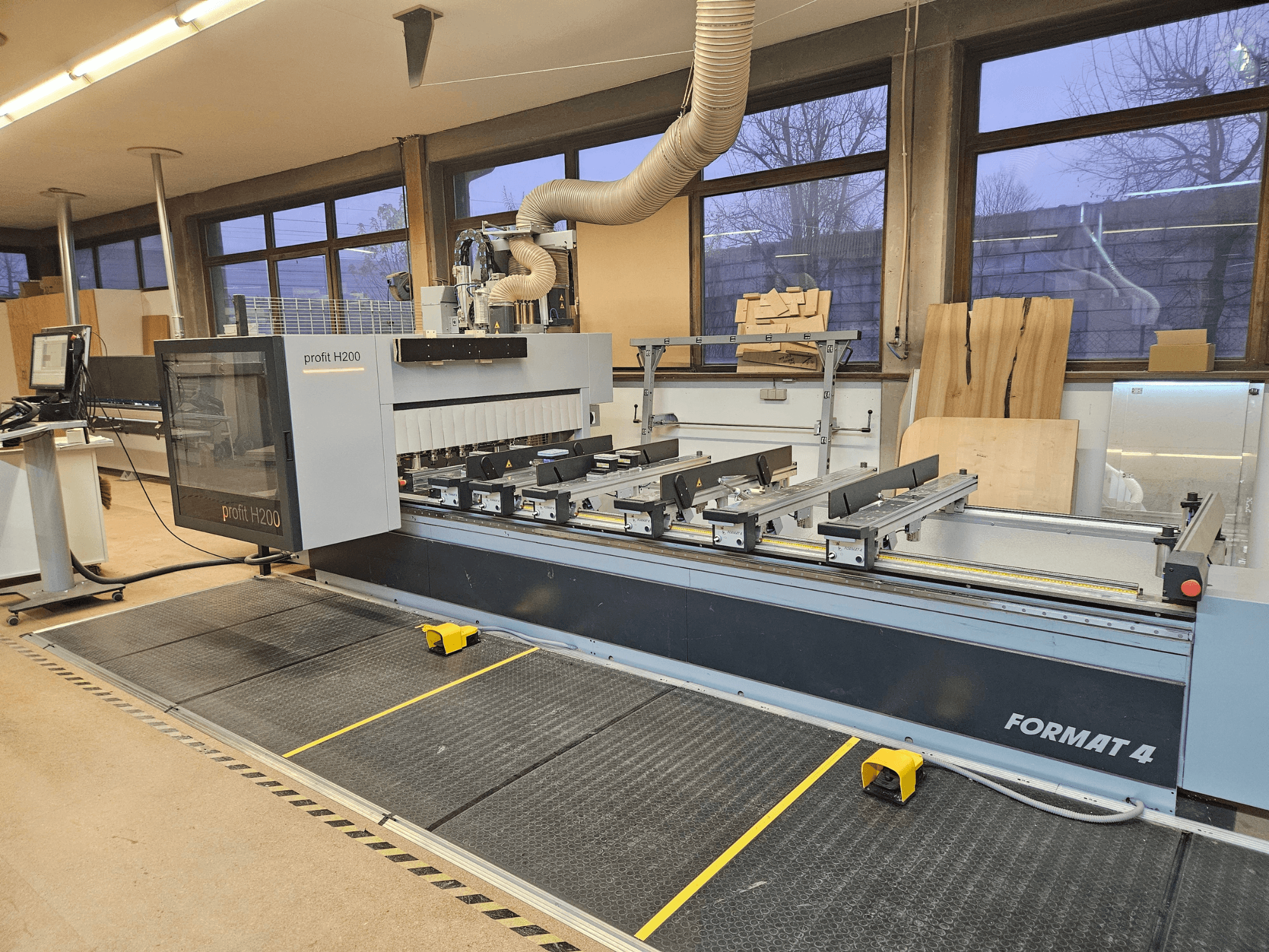 Format 4 Maszyna CNC Profit H200, widok z przodu, z widocznym łożem tnącym, panelem sterowania i systemem odsysania pyłu.