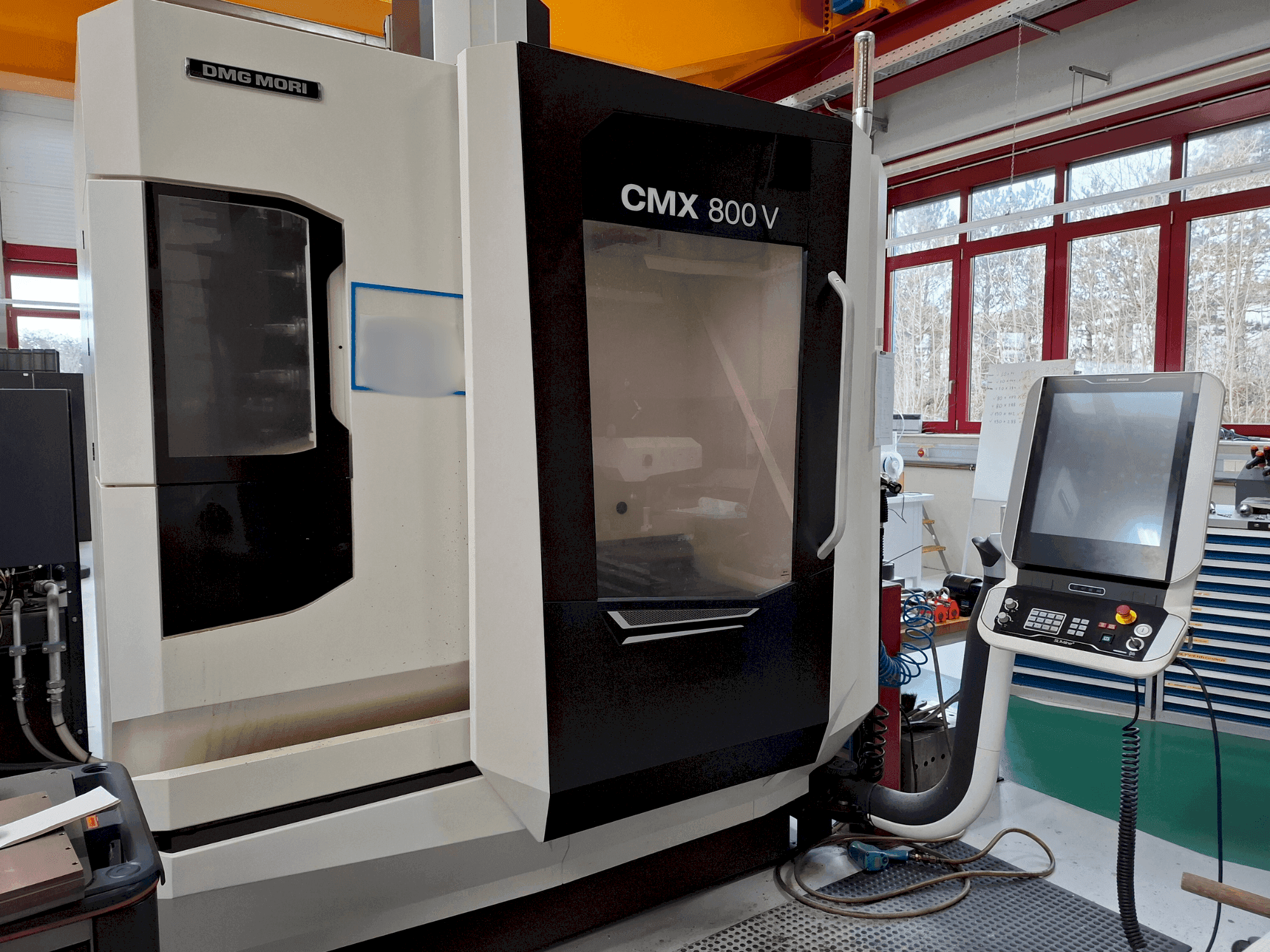 Widok z przodu maszyny DMG MORI CMX 800V
