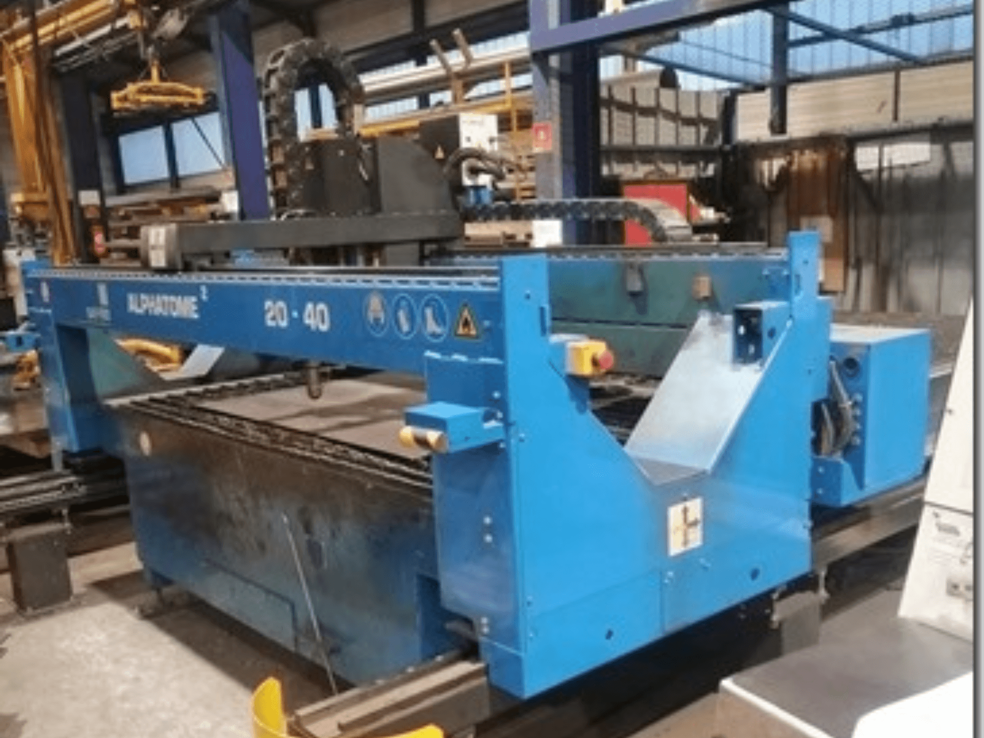 Niebieska maszyna CNC ALPHATOME 20-40, widok z przodu, z widocznym obszarem cięcia i panelem sterowania, przeznaczona do precyzyjnej produkcji.