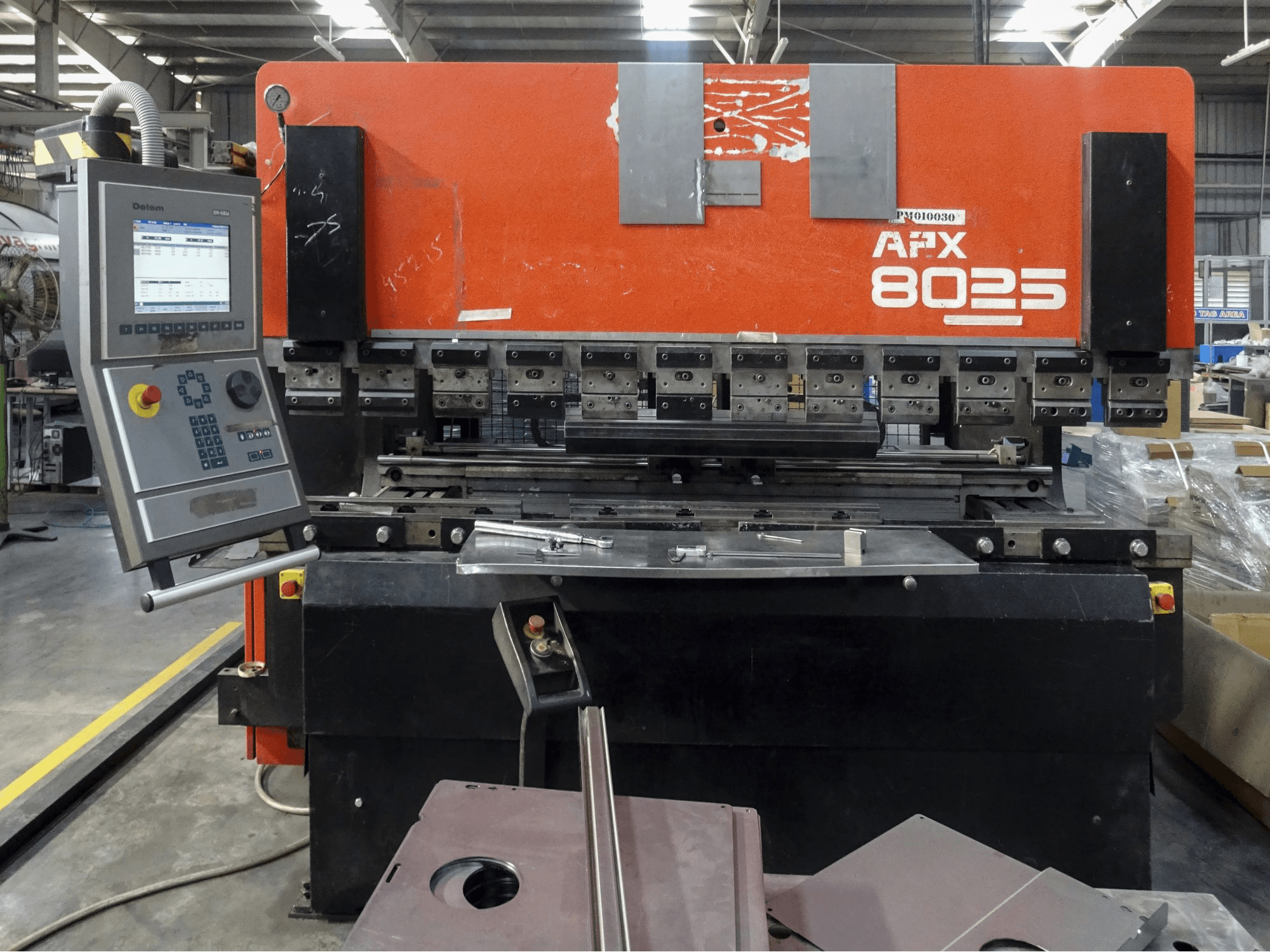 Widok z przodu maszyny AMADA APX 8025