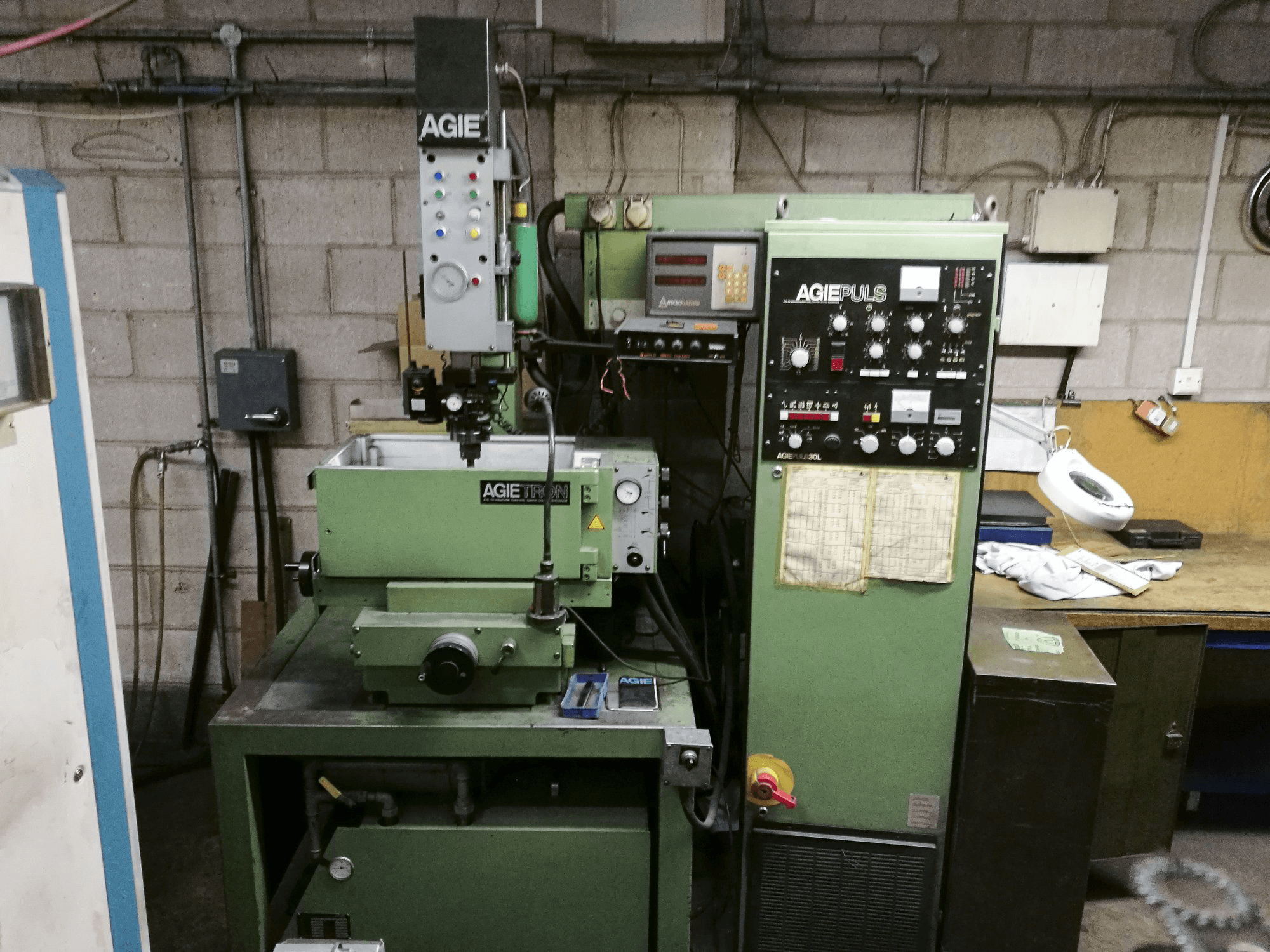 Widok z przodu maszyny AGIE EMT 110