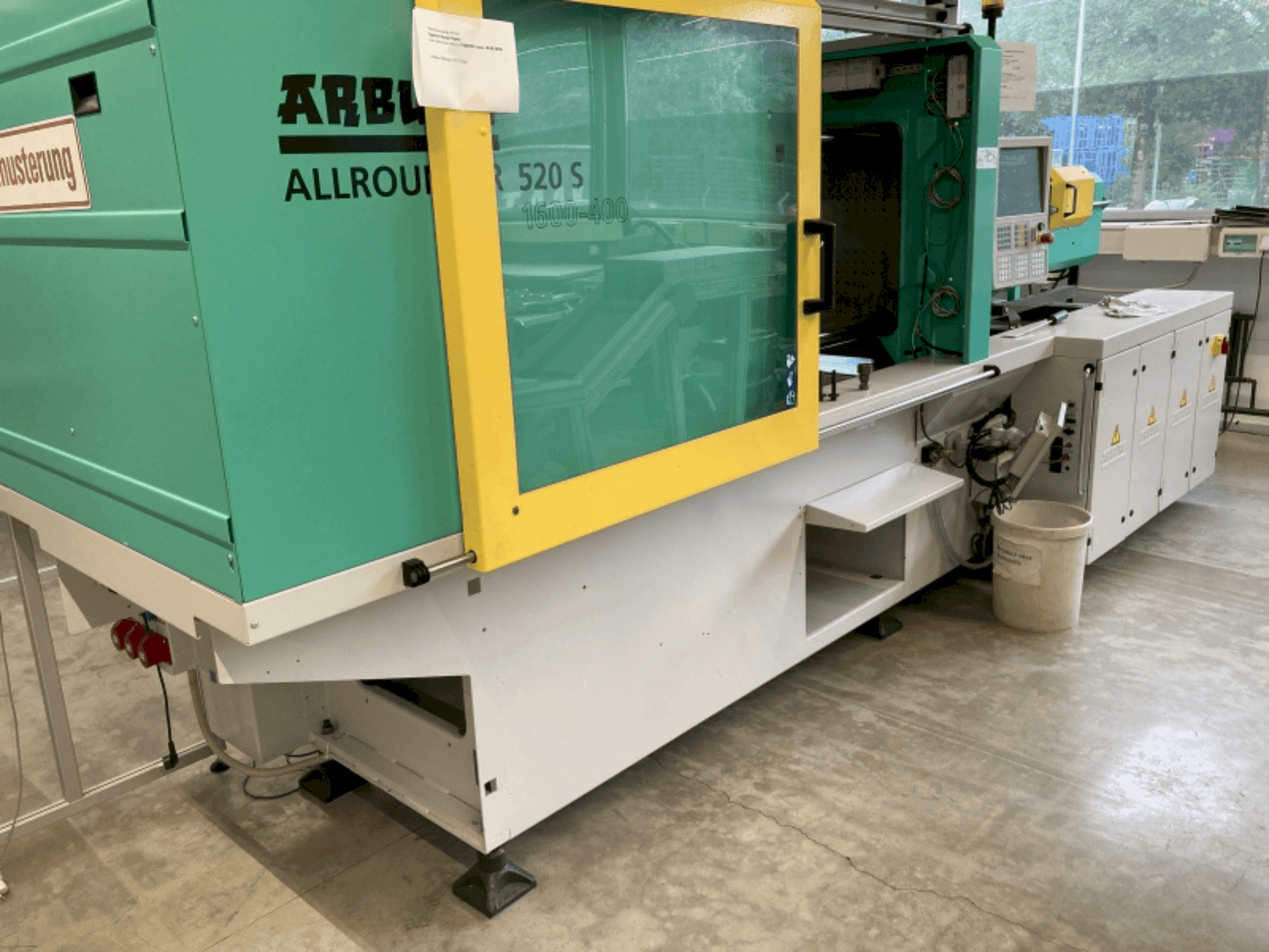 Widok z przodu maszyny Arburg Allrounder 520S-1600-400