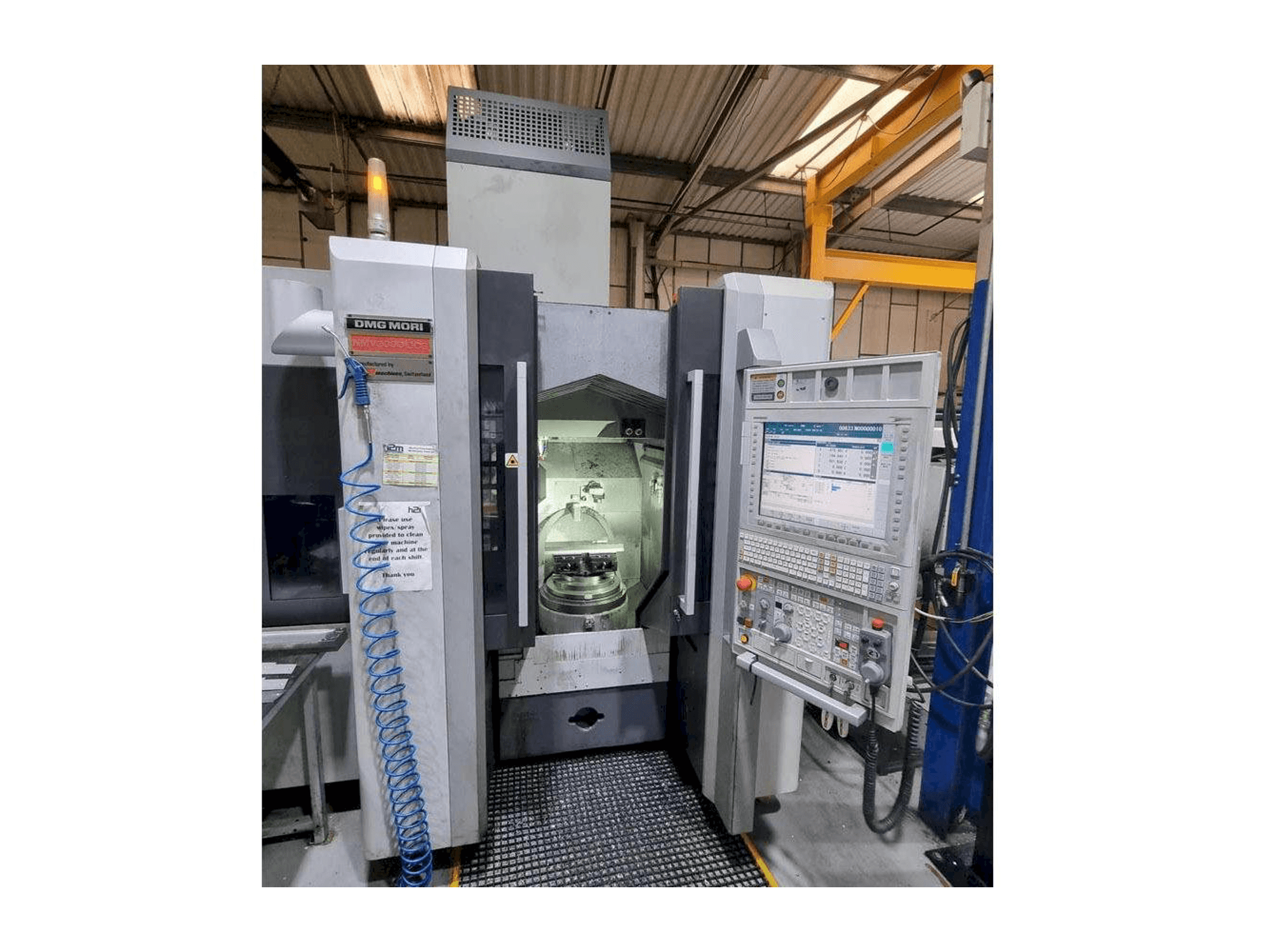 Widok z przodu maszyny DMG MORI NMV3000 DCG