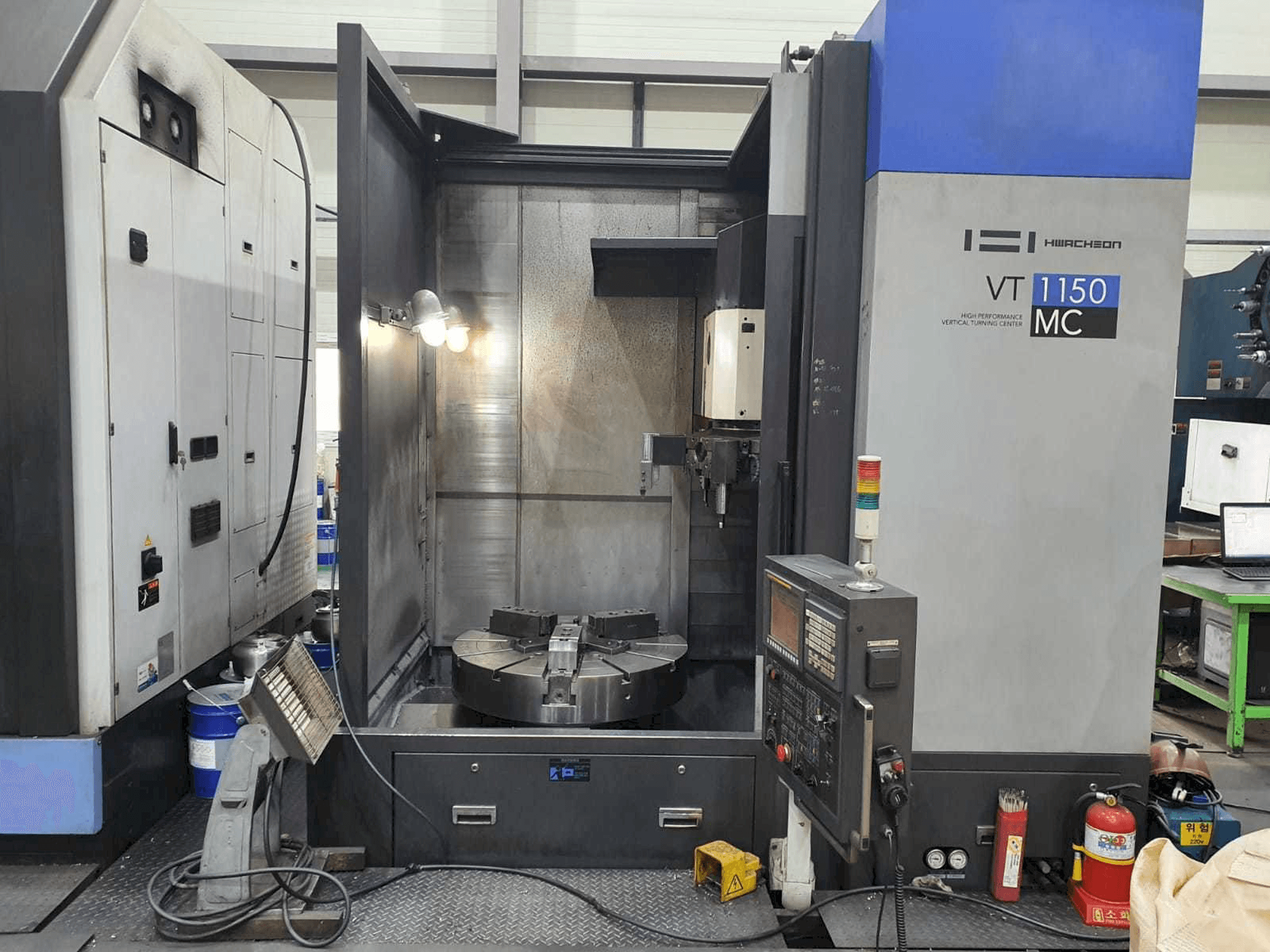 Widok z przodu maszyny HWACHEON VT 1150 MC