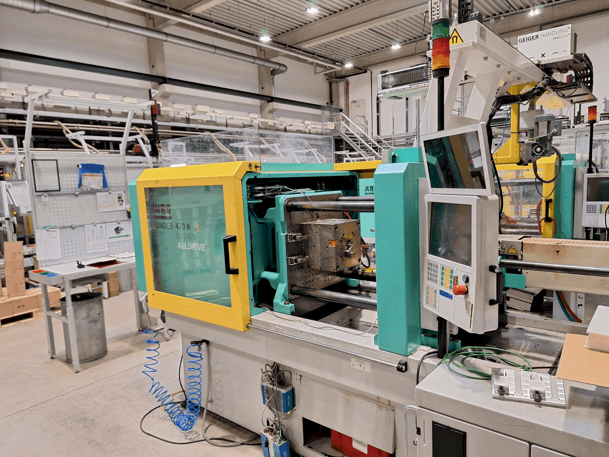 Widok z przodu maszyny Arburg 470 A 800-170