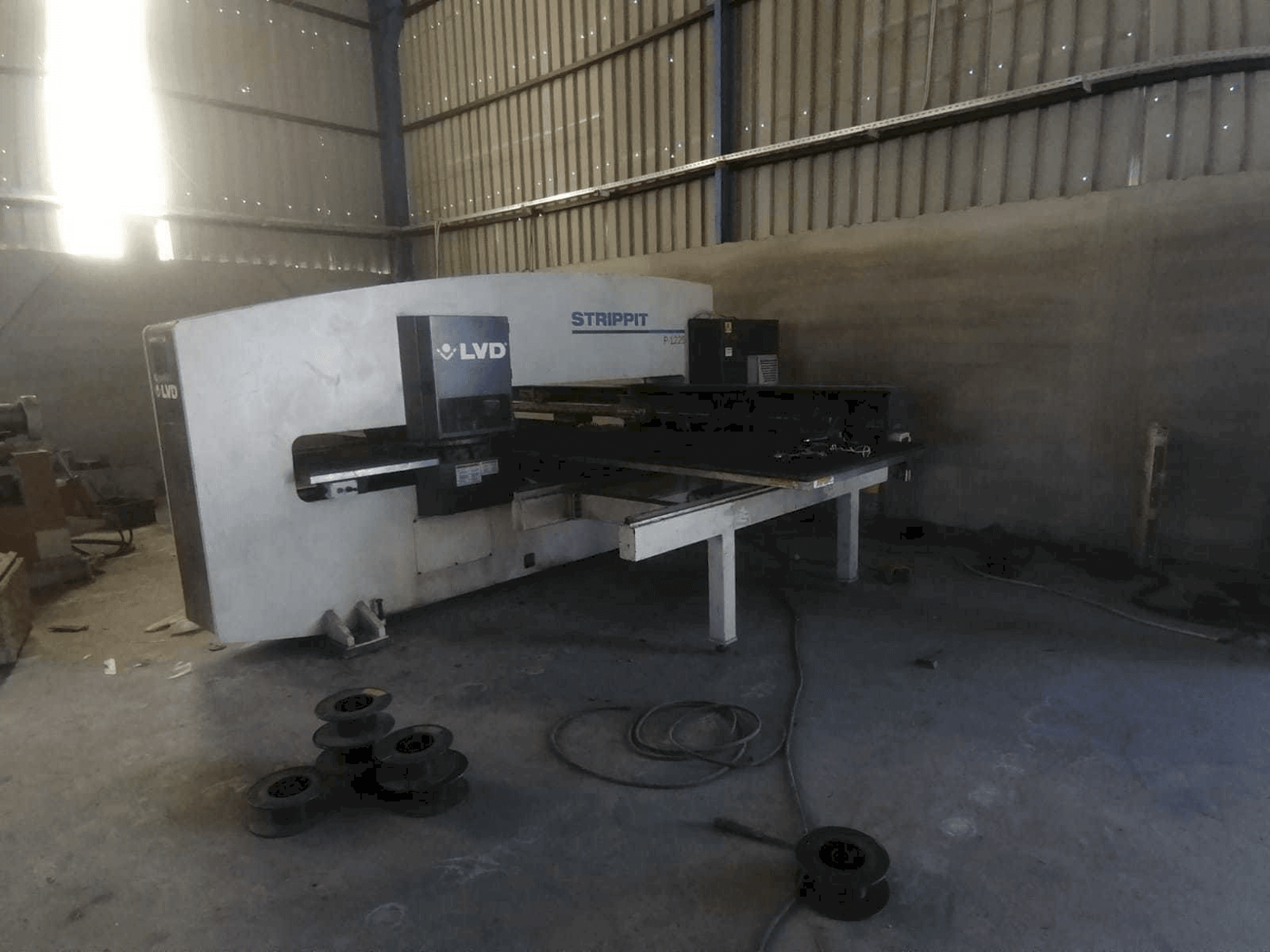 Widok z przodu maszyny LVD P-1225