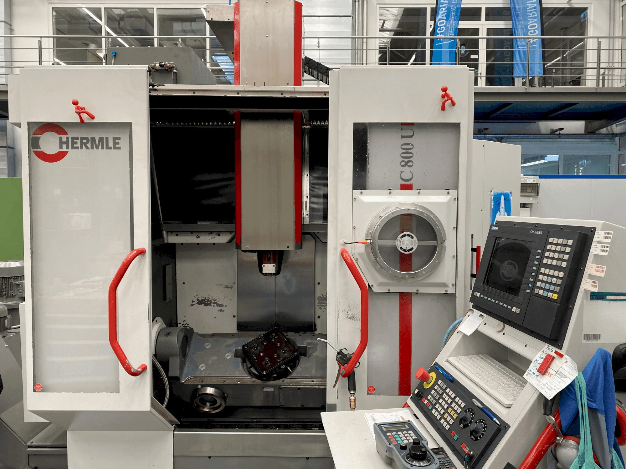 Widok z przodu maszyny HERMLE C800 U