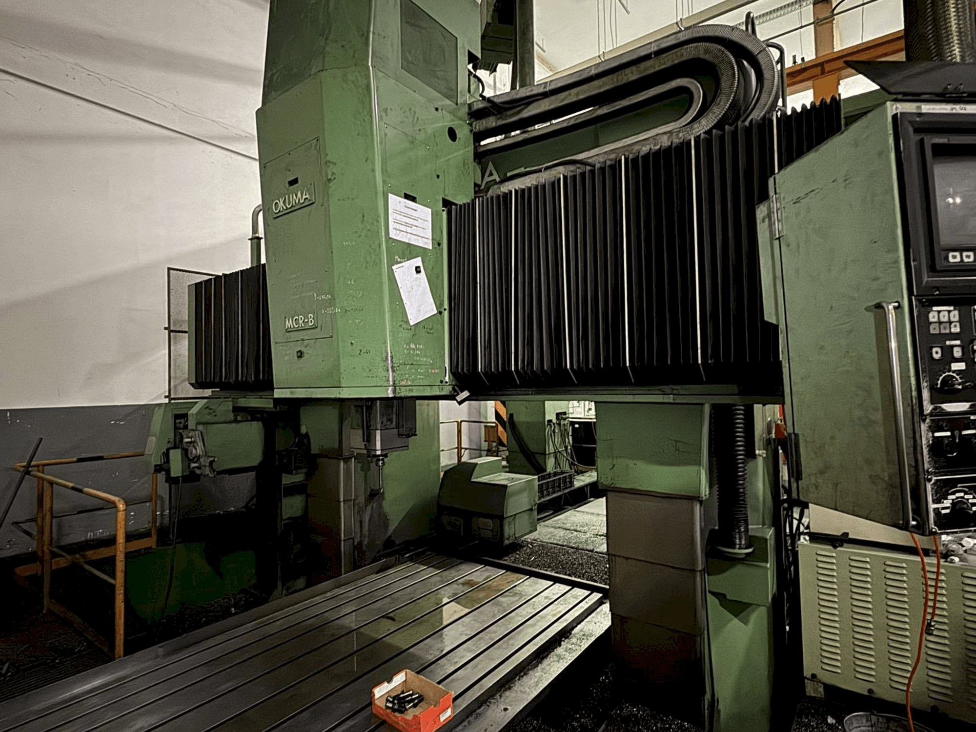 Widok z przodu maszyny Okuma MCR-B
